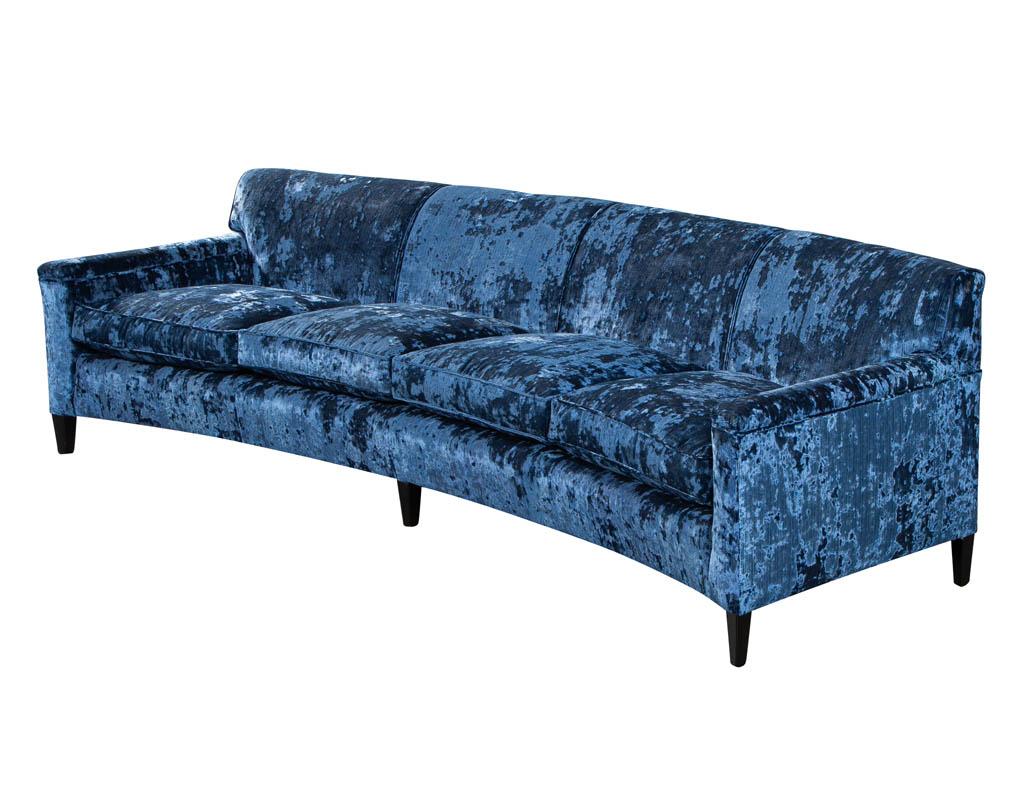 Canapé vintage restauré, moderne du milieu du siècle dernier, en velours bleu courbé Excellent état - En vente à North York, ON