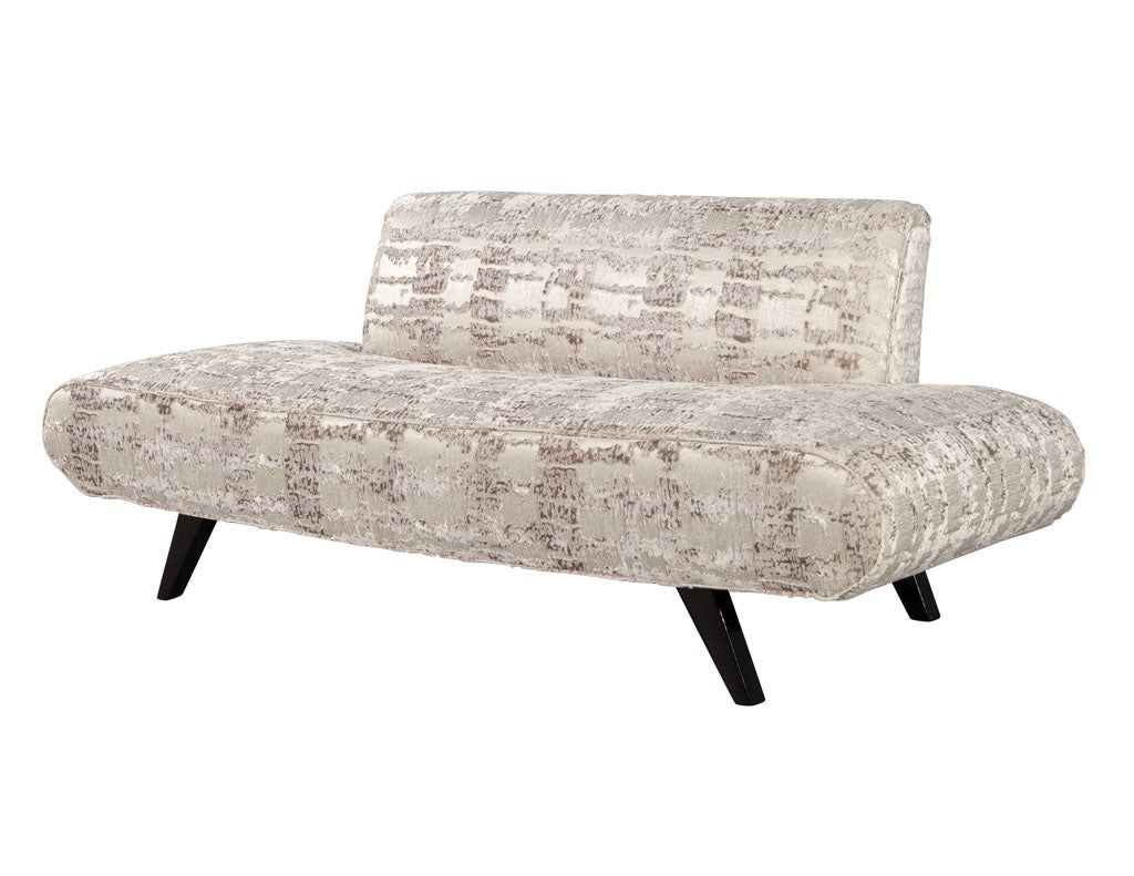 Restauriertes Vintage-Sofa der Jahrhundertmitte von Adrian Pearsall. Ikonisches Mid-Century-Design, Amerika der 1970er Jahre. Restauriert in einem schönen Designer-Stoff und mit satinierten, schwarzen Beinen. Der Preis beinhaltet die kostenlose