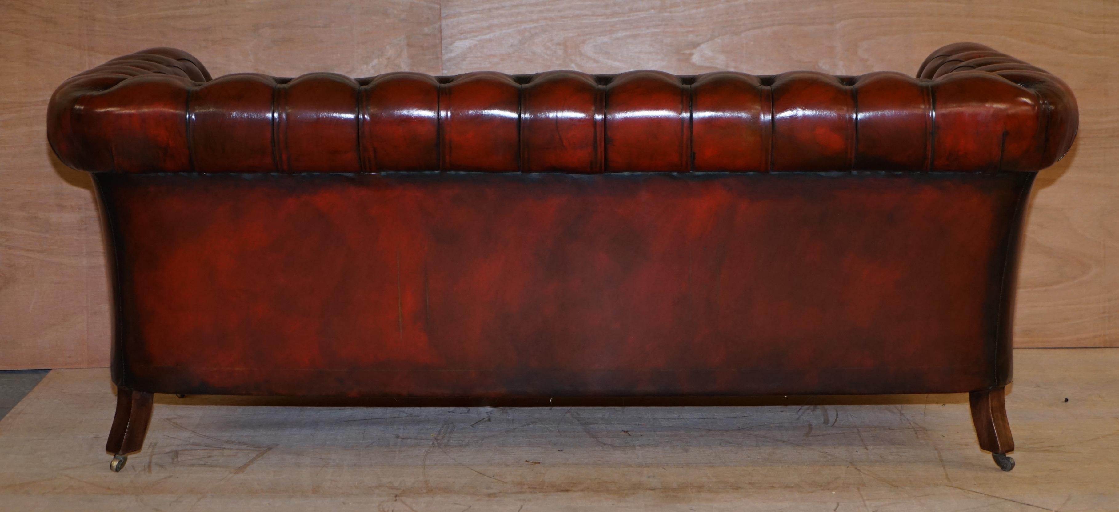 Canapé Chesterfield Club vintage restauré en cuir bordeaux sang de bœuf sur pieds tournés en vente 8
