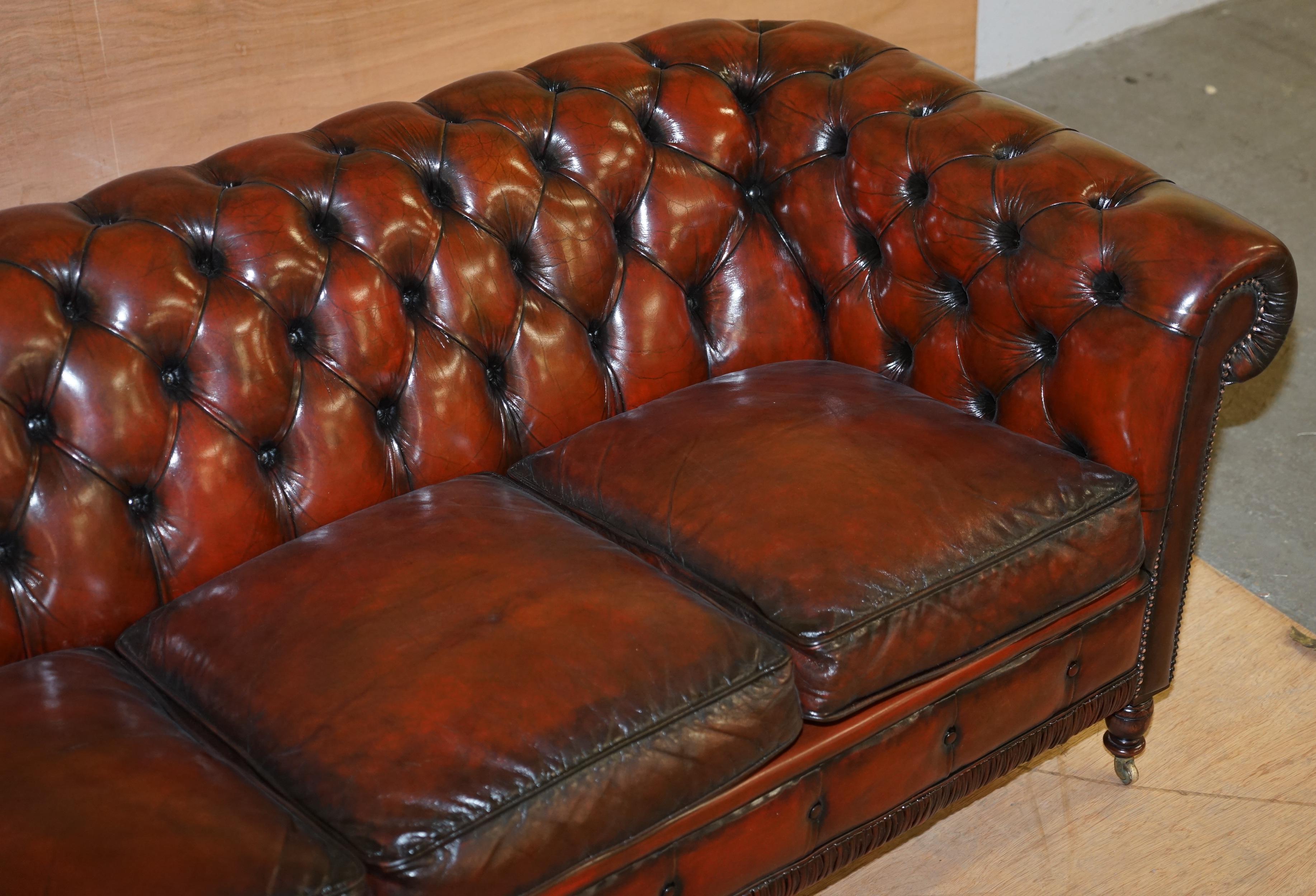 Anglais Canapé Chesterfield Club vintage restauré en cuir bordeaux sang de bœuf sur pieds tournés en vente