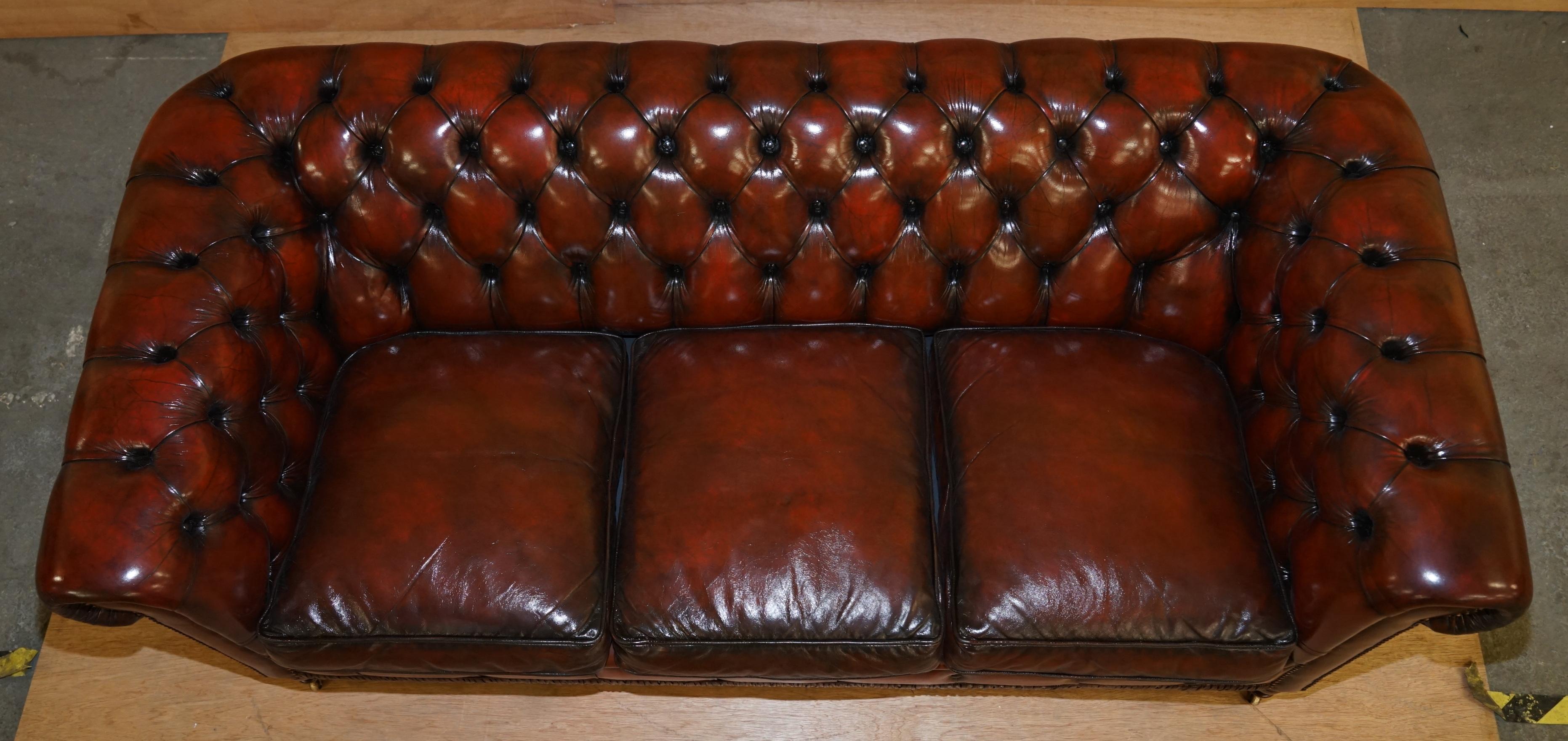 Fait main Canapé Chesterfield Club vintage restauré en cuir bordeaux sang de bœuf sur pieds tournés en vente