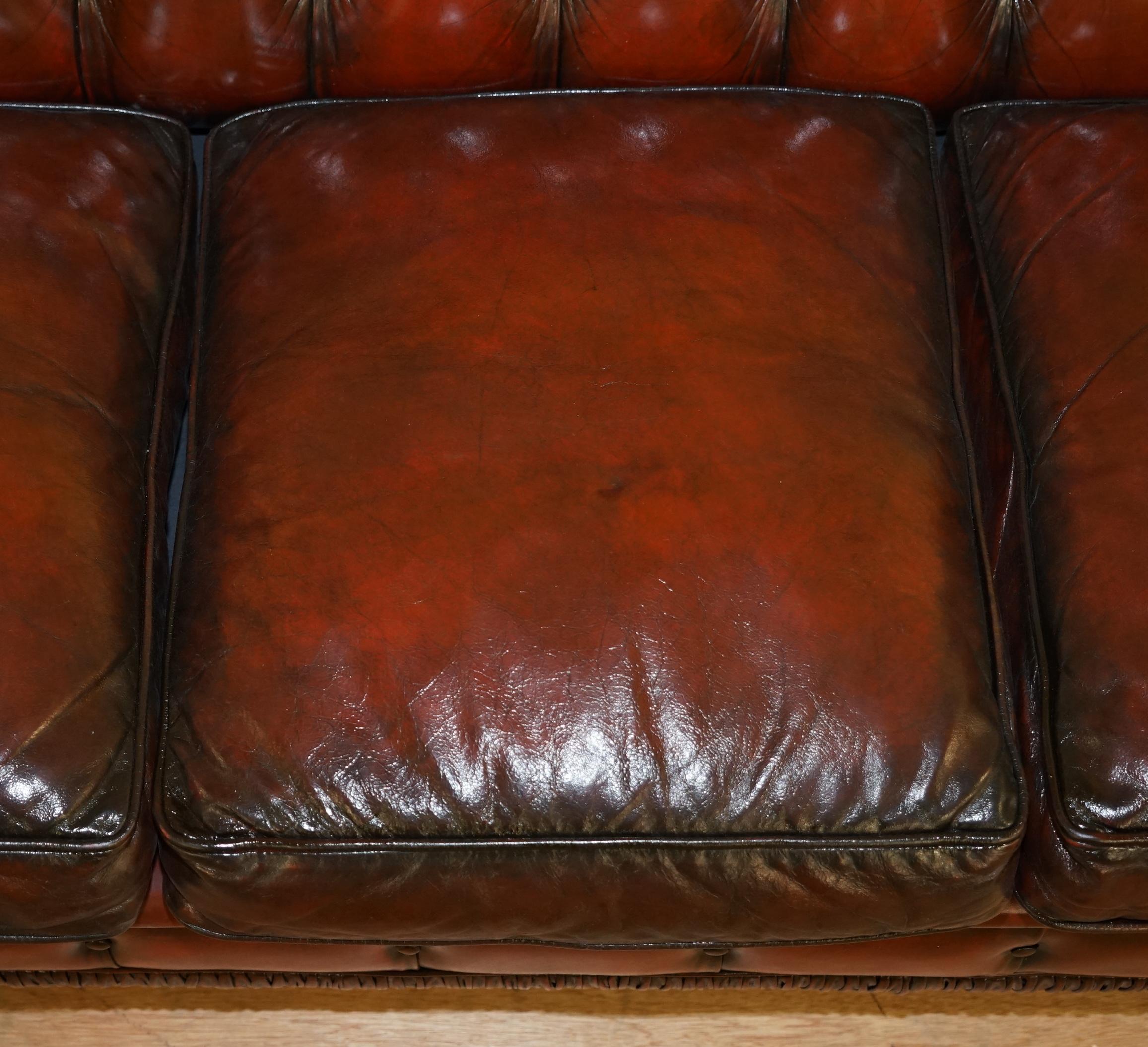 Cuir Canapé Chesterfield Club vintage restauré en cuir bordeaux sang de bœuf sur pieds tournés en vente