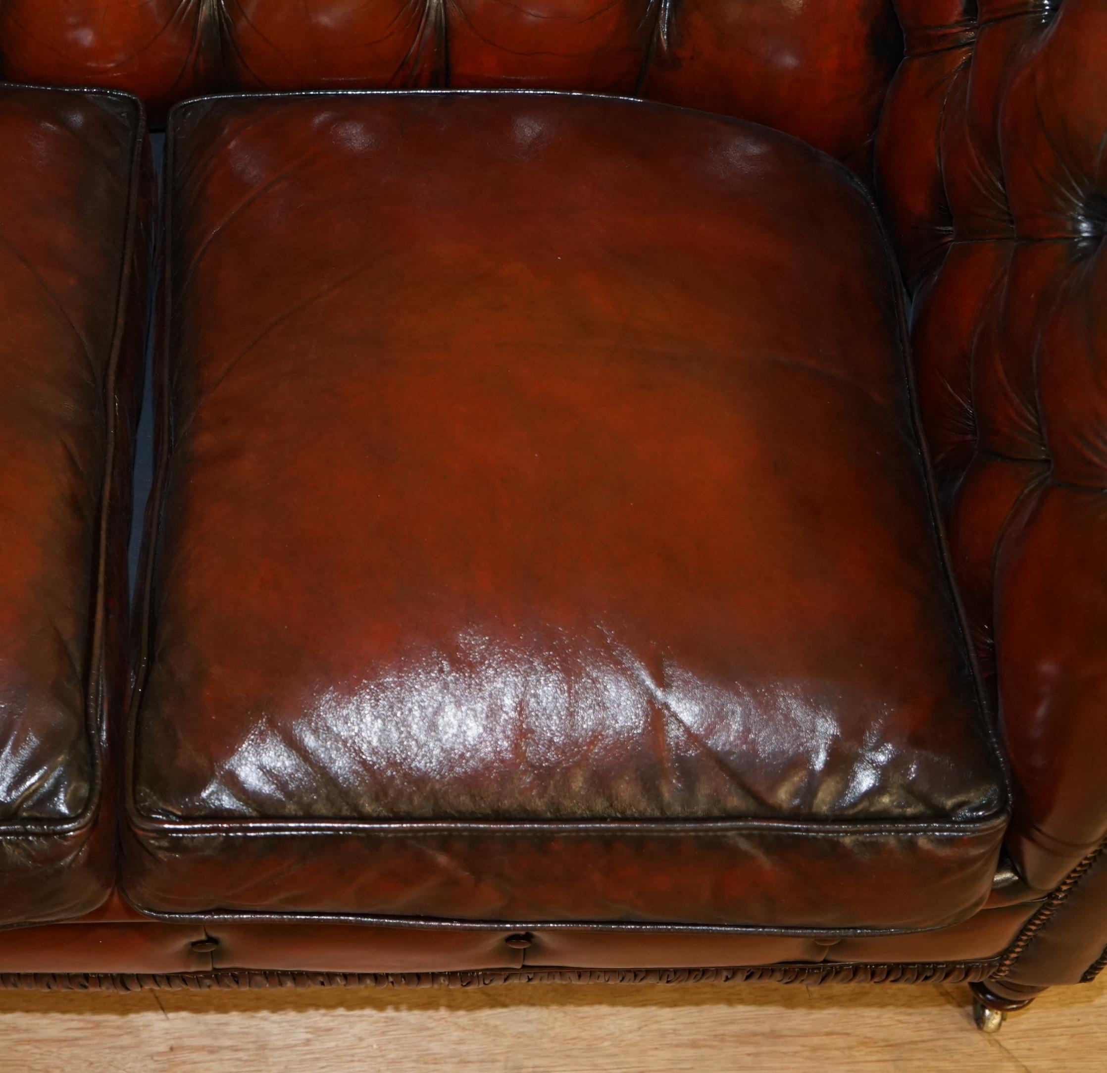 Canapé Chesterfield Club vintage restauré en cuir bordeaux sang de bœuf sur pieds tournés en vente 1