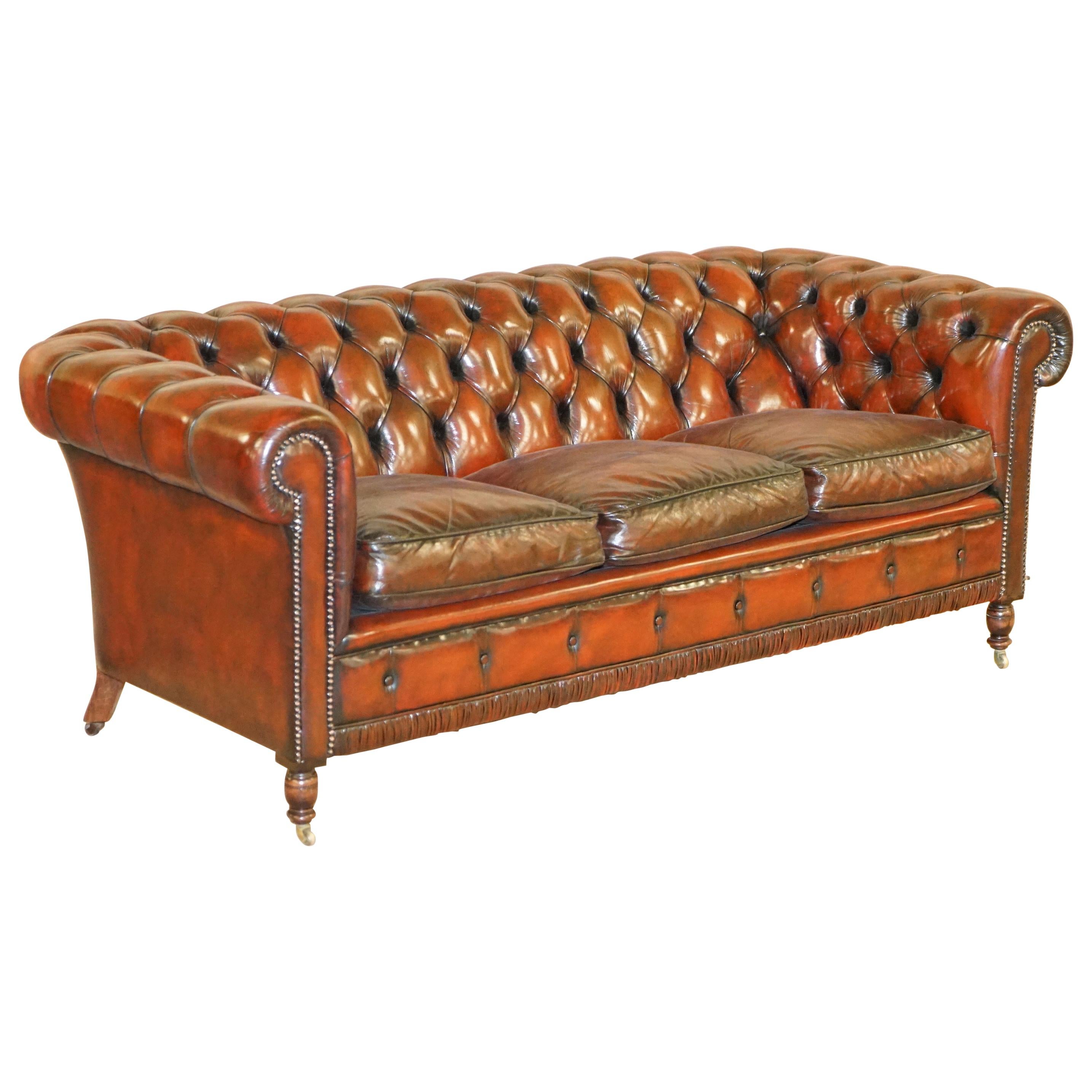 Restauriertes Vintage Oxblood Chesterfield Club Sofa aus bordeauxfarbenem Leder auf gedrechselten Beinen