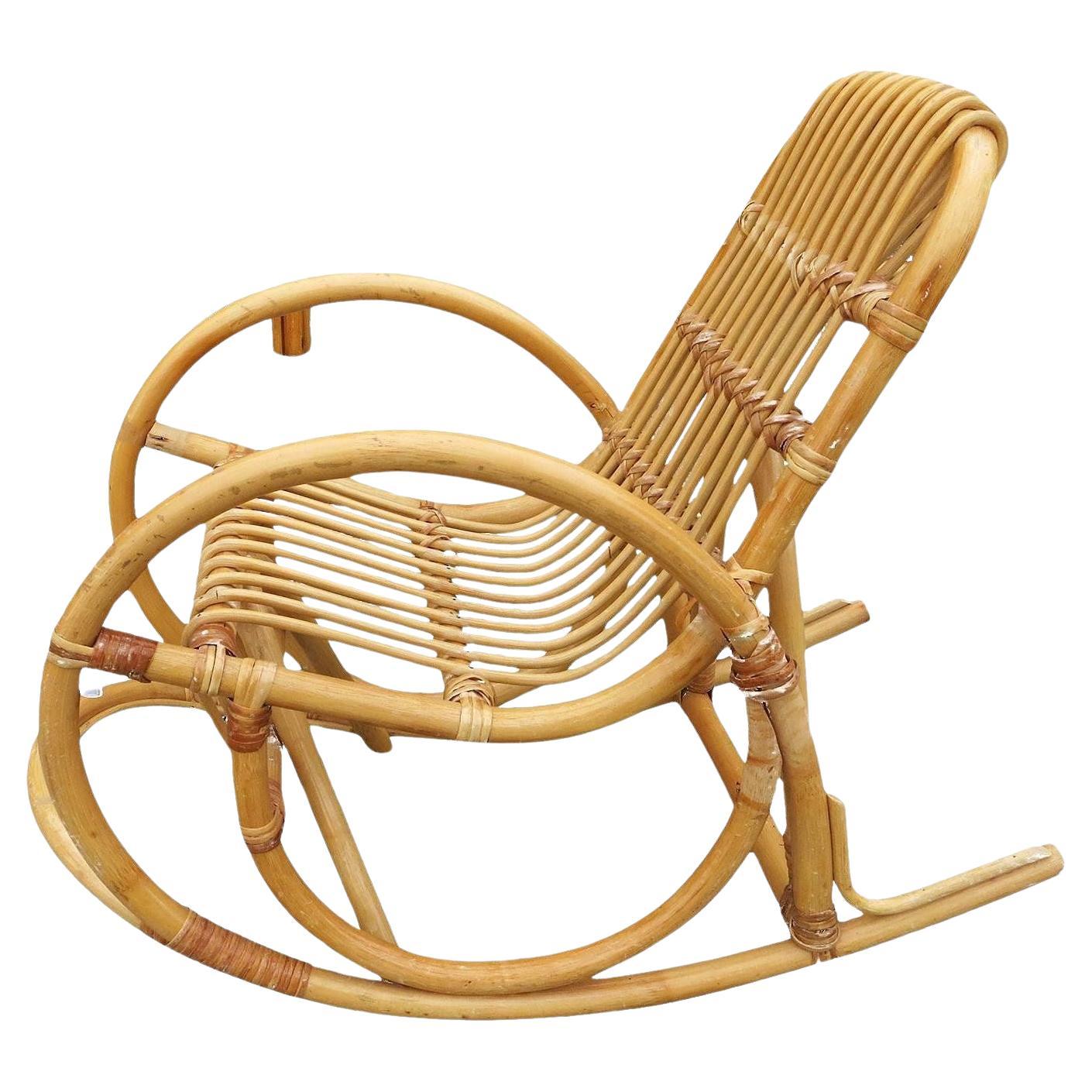 Chaise à bascule d'enfant en rotin avec bras en serpent rare restaurée en vente