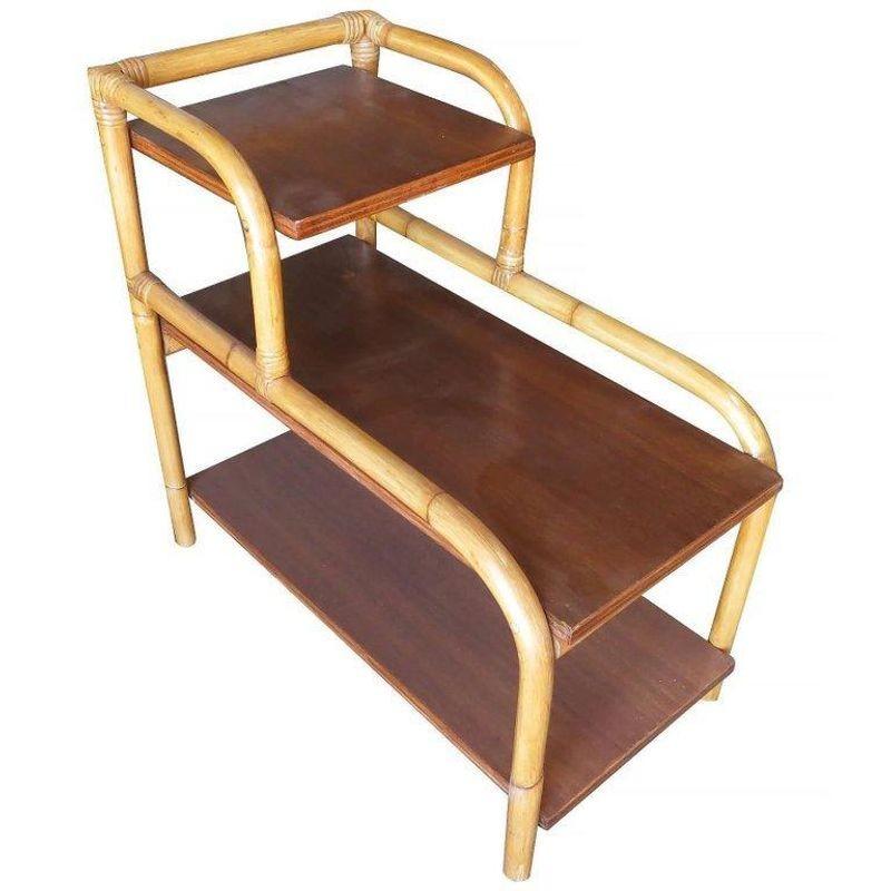Milieu du XXe siècle Table d'appoint vintage restaurée en rotin à trois niveaux et un seul brin en vente