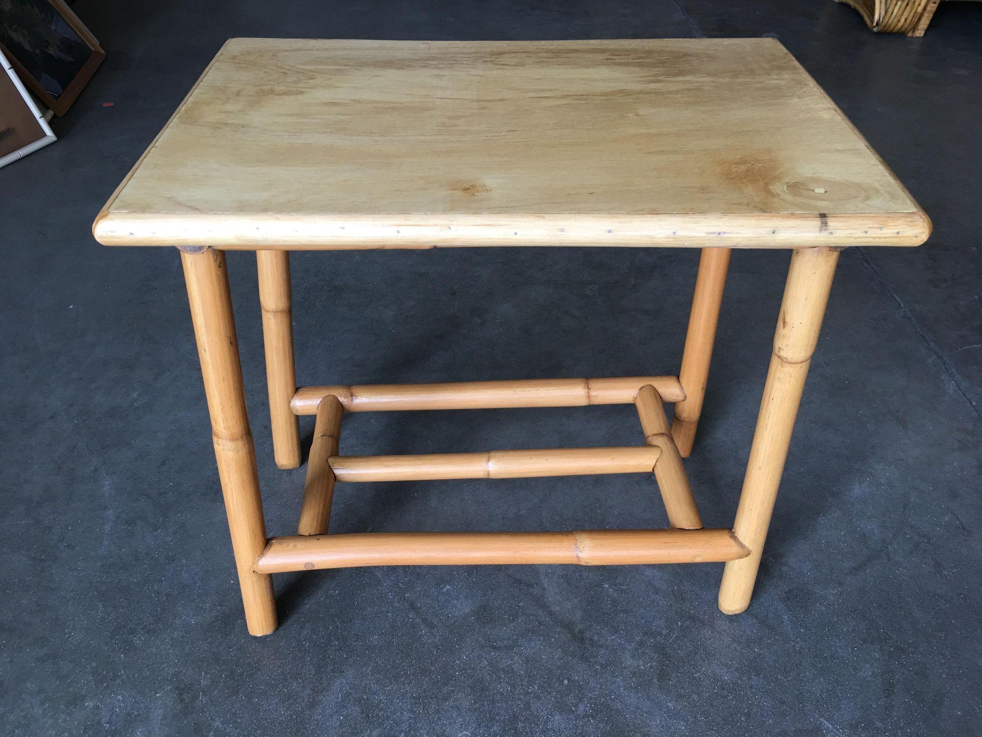 Ce rotin d'inspiration Paul Frankl, magnifiquement restauré, allie le charme du passé au confort moderne.  Il s'agit d'une table d'appoint en rotin Bourbon 1 brin 