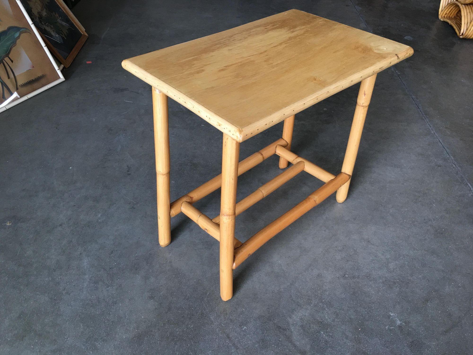 Table d'appoint en rotin restaurée 