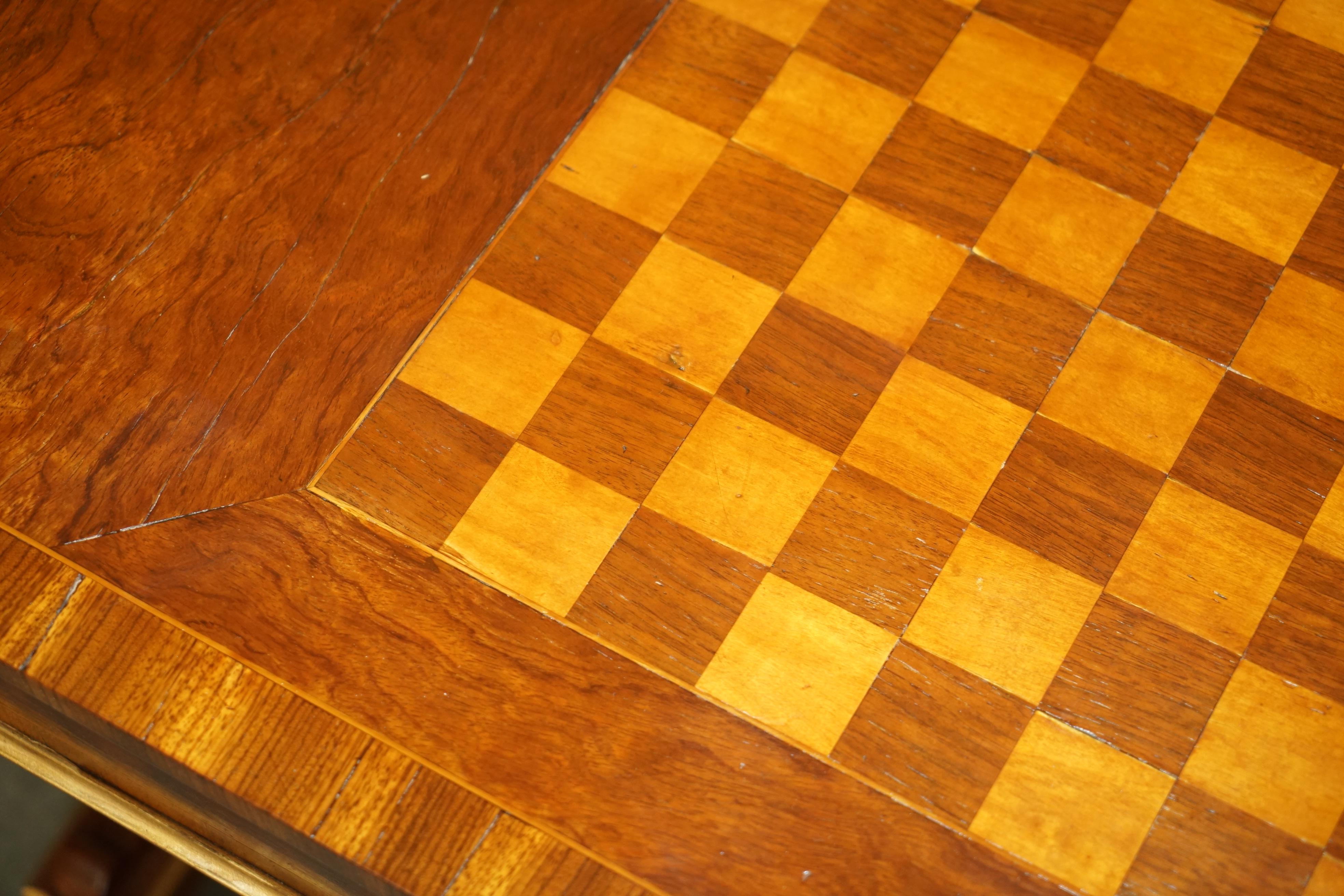 RESTORED WALNUT SATiNWOOD & HARDWOOD ANTIQUE VICTORIAN CHESSBOARD GAMES TABLE For Sale 6