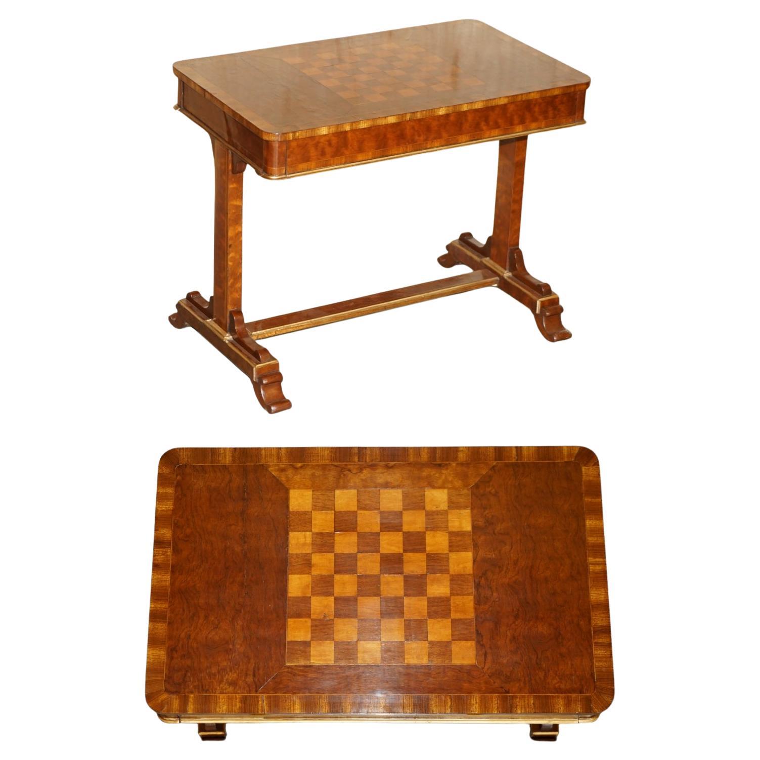 TABLE DE JEU DE CHESSBOARD VICTORIENNE ANTIQUE EN BOIS D'AUBERGINE ET EN BOIS DUR RESTAURÉS