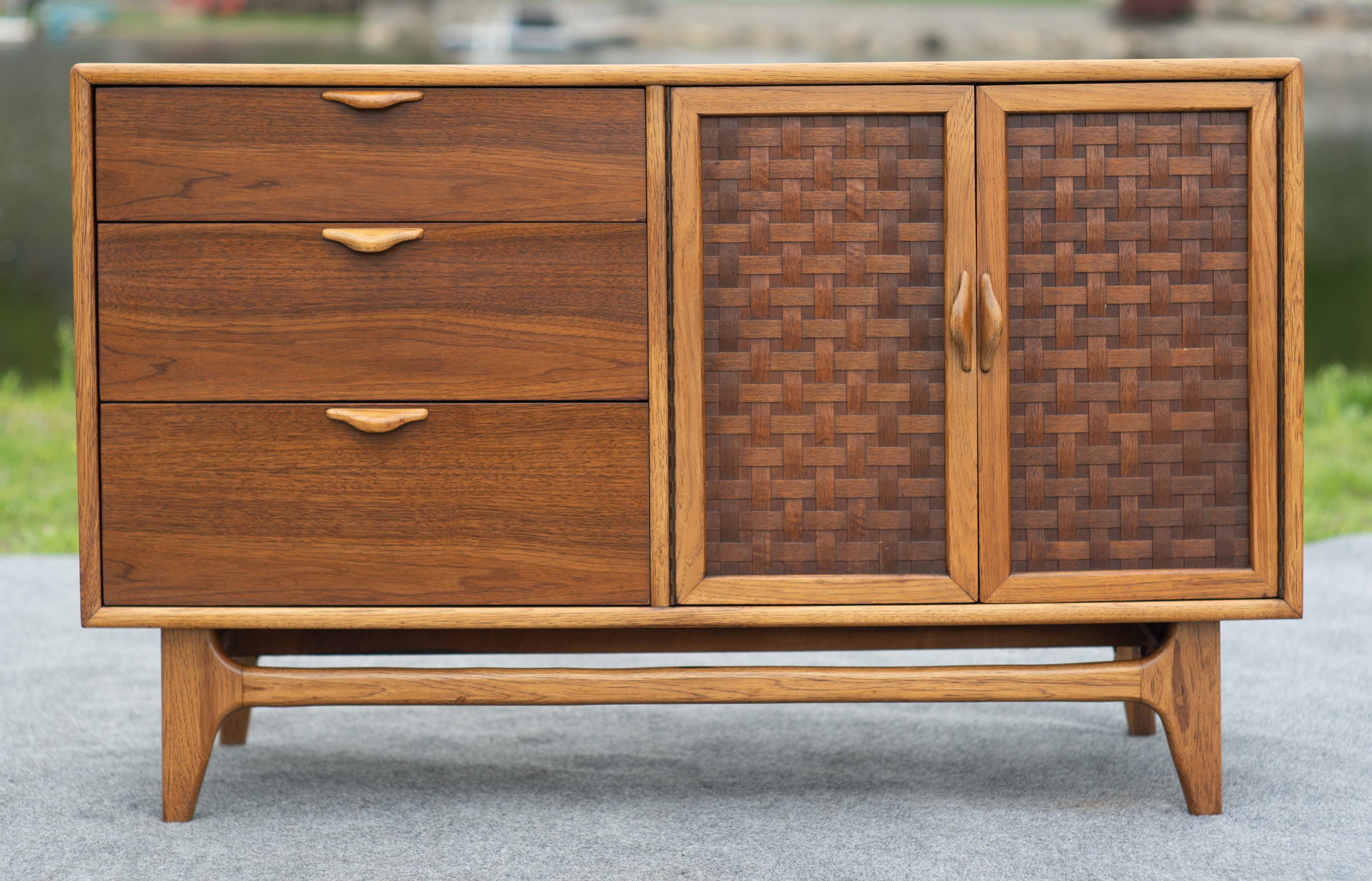 Progettato da Warren Church e prodotto negli Stati Uniti da Lane Furniture, questo mobile/scrivania appartiene alla linea Perception. Esistono molti modelli con questo linguaggio di design, ma è raro che questo venga alla luce. Presenta tre grandi