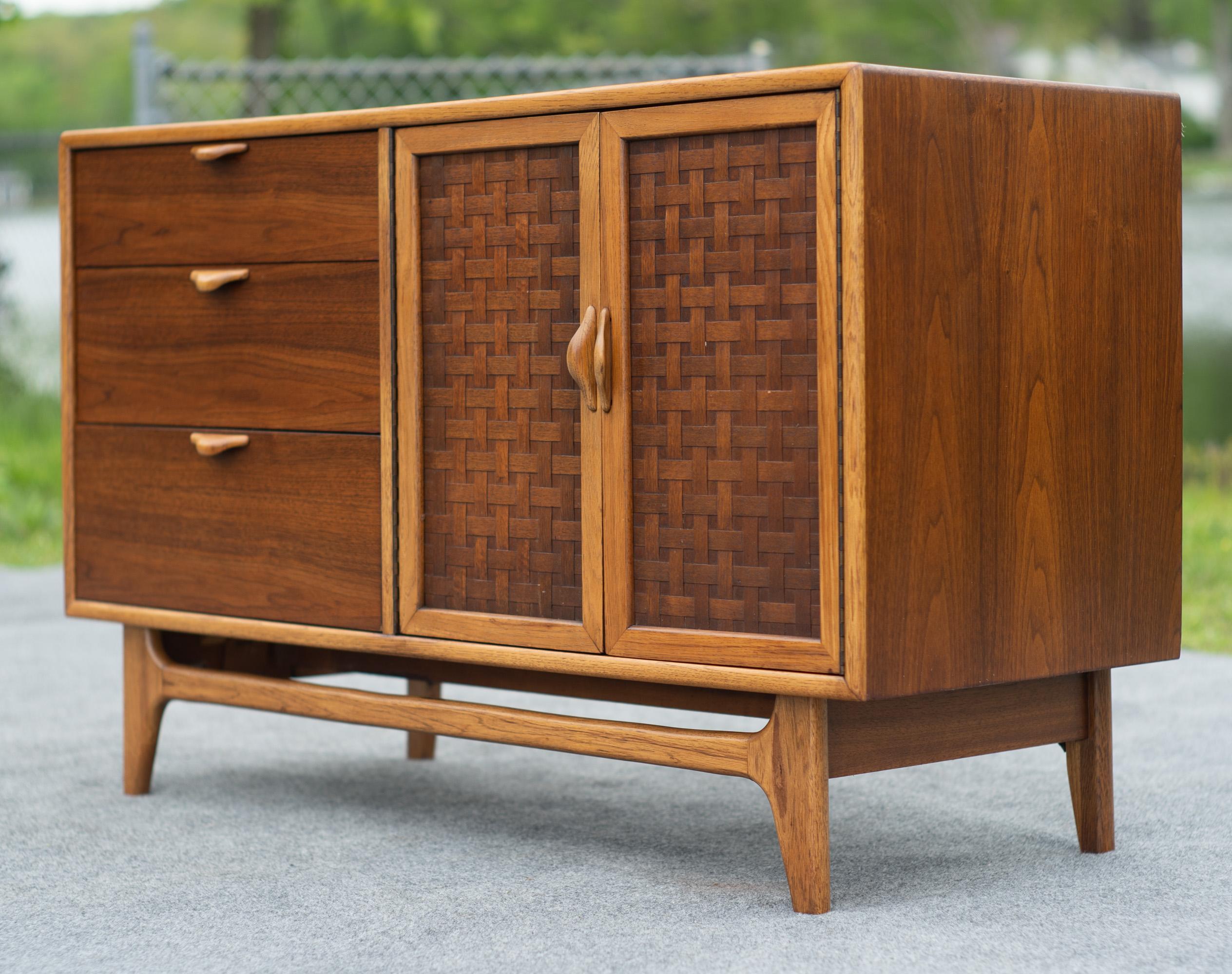 Mid-Century moderno Warren Church restaurato per Lane's Perception Armadio a 3 cassetti e tessuto in legno di quercia e noce in vendita