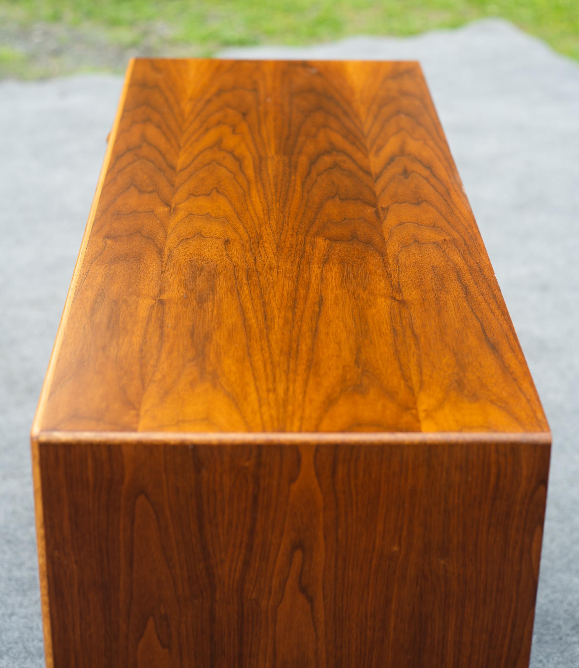 Warren Church restaurato per Lane's Perception Armadio a 3 cassetti e tessuto in legno di quercia e noce In condizioni buone in vendita a Philadelphia, PA