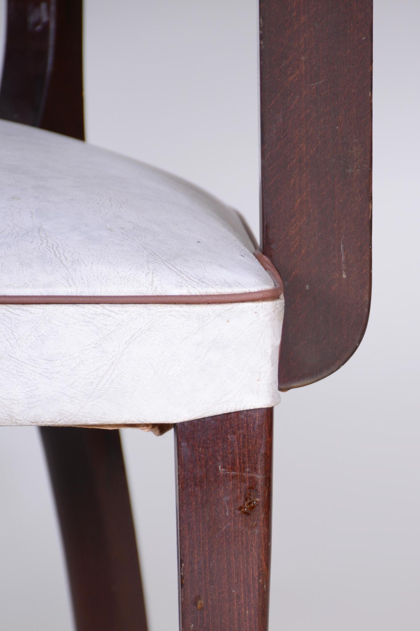 Art déco Fauteuil blanc restauré fabriqué en France en 1930, tapissé de cuir artificiel en vente