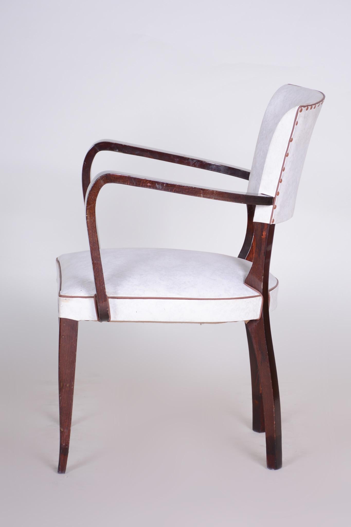 Imitation cuir Fauteuil blanc restauré fabriqué en France en 1930, tapissé de cuir artificiel en vente
