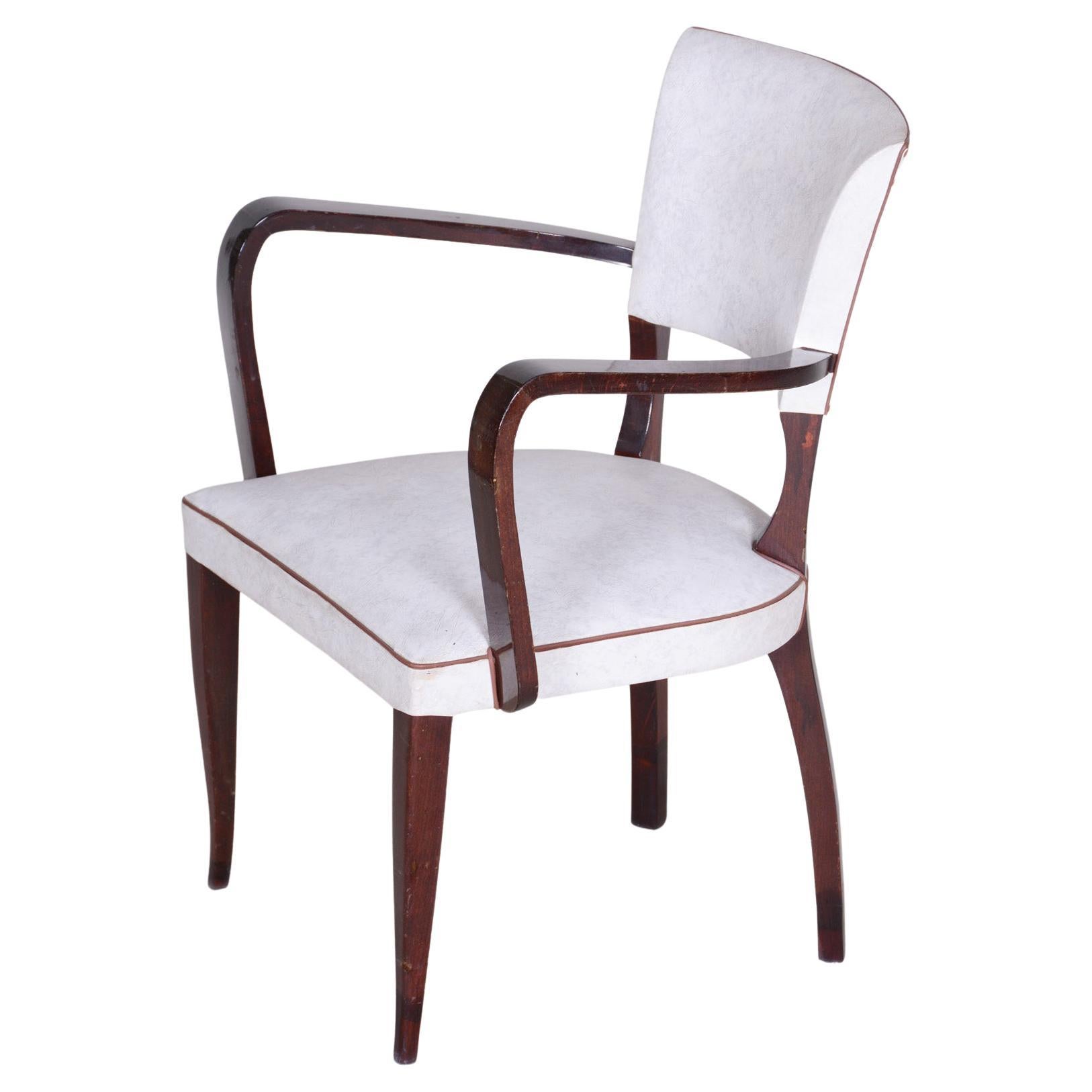 Restaurierter weißer Sessel, hergestellt in Frankreich 1930, gepolstert mit künstlichem Leder