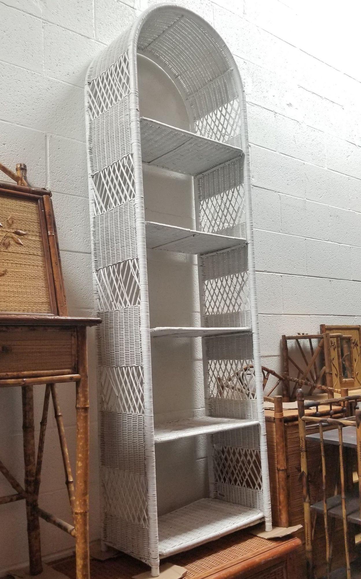 Restauriertes gewölbtes Bücherregal aus weißem Rattan im Zustand „Hervorragend“ im Angebot in Van Nuys, CA