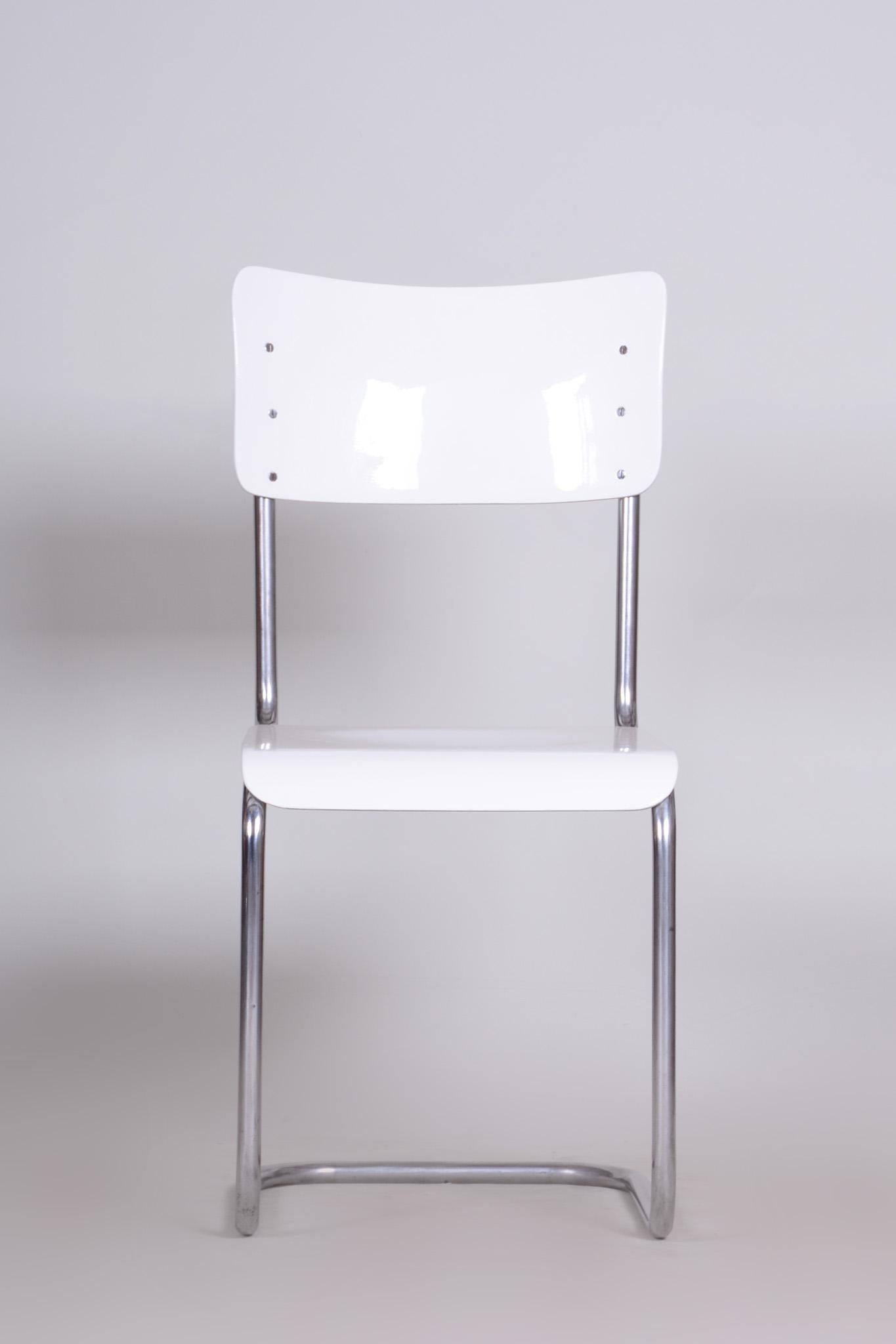 Cette chaise Bauhaus originale fabriquée par Vichr a spol est une représentation parfaite de l'élégance simpliste de l'ère Bauhaus.

Nous garantissons le transport aérien le moins cher d'Europe vers le monde entier dans un délai de 7 jours.
Le