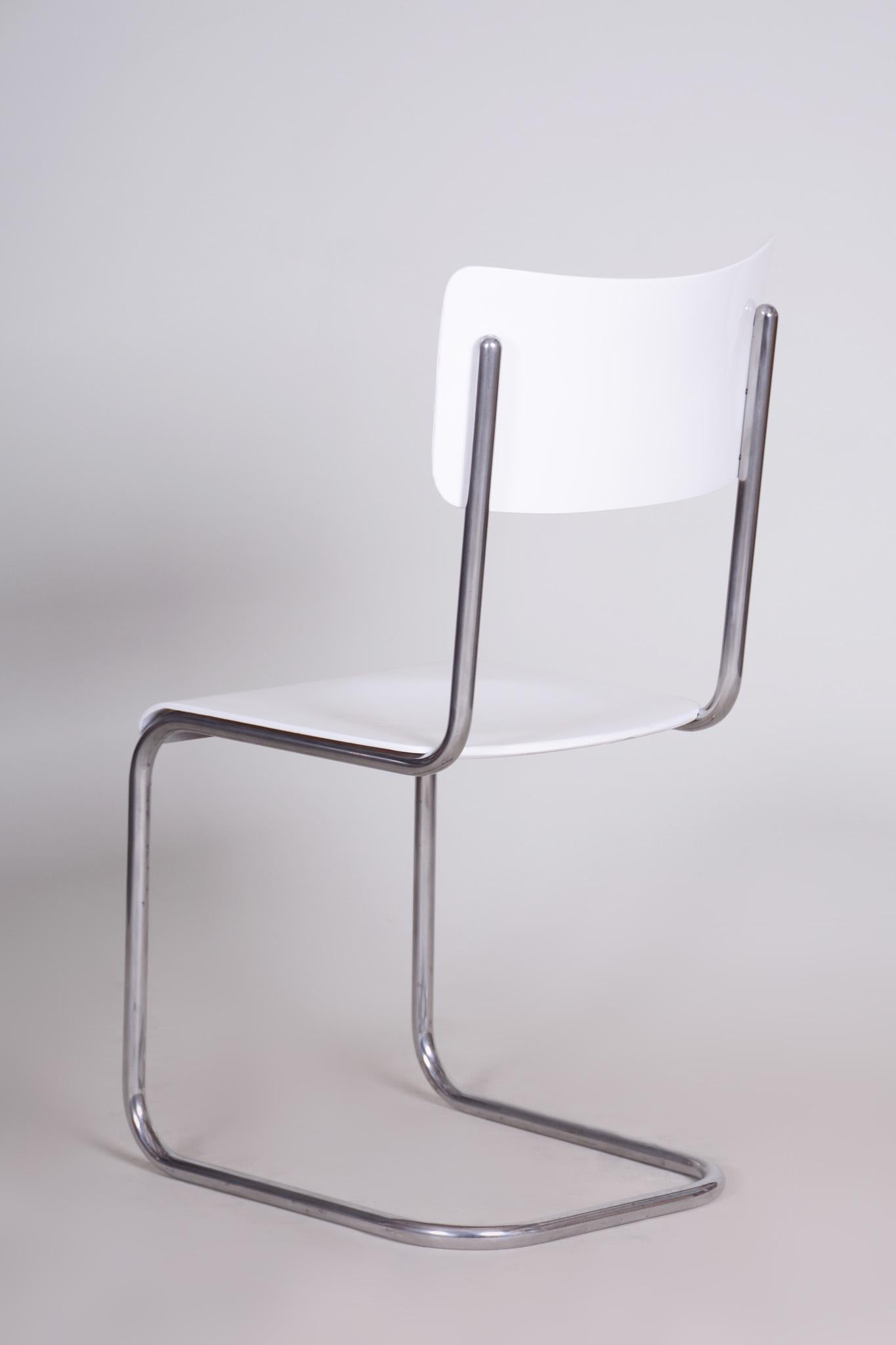 Restored White Vintage Bauhaus Chair Manufactured by Vichr a Spol, 1930-1939 In Good Condition For Sale In Horomerice, CZ