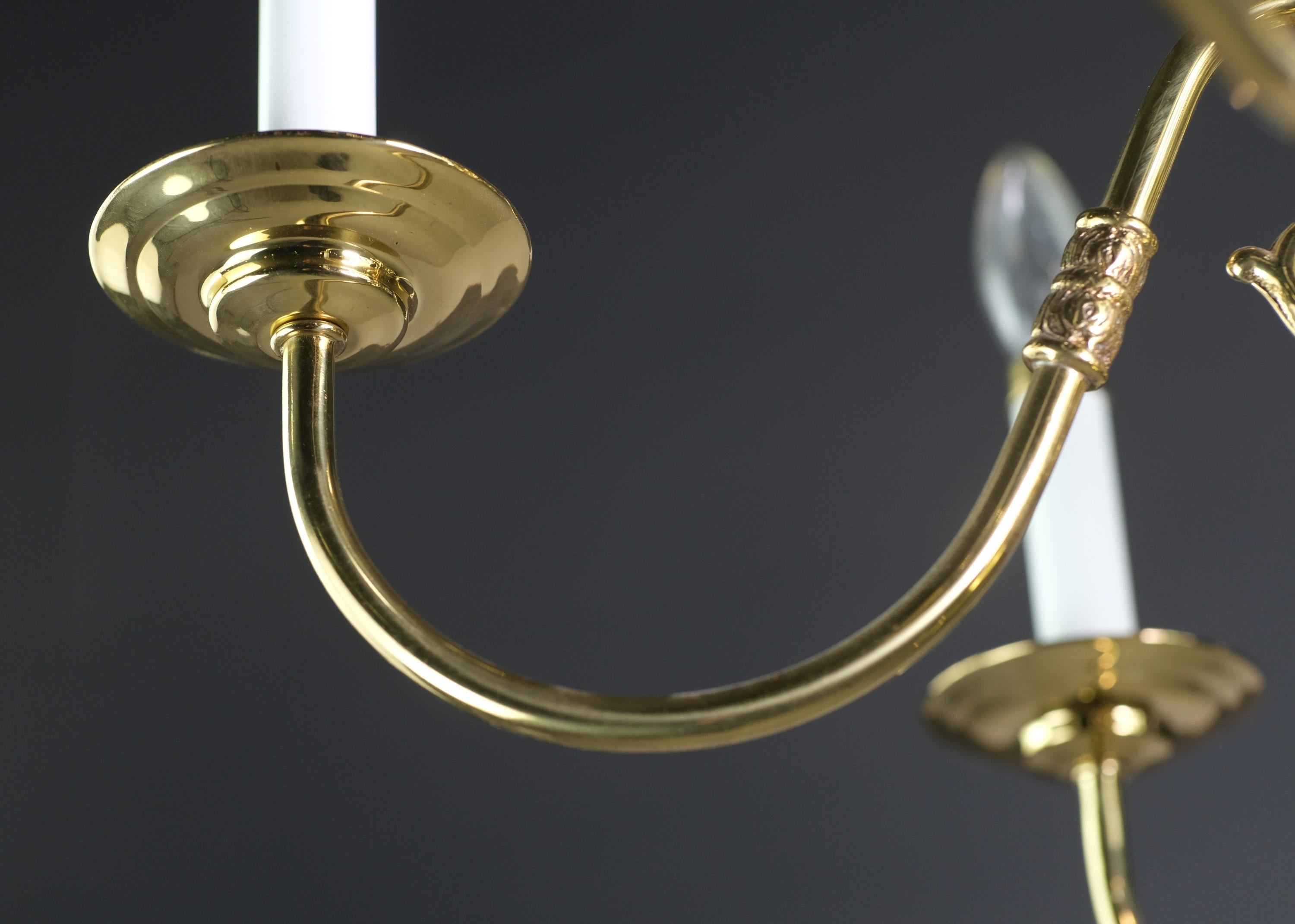 Restored Williamsburg Style Polished Brass Chandelier 6 Arms In Good Condition For Sale In New York, NY