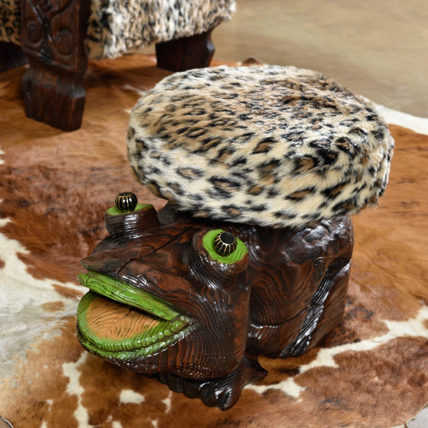 Aprovecha la oportunidad de poseer esta adorable rana otomana Witco. Este taburete con pie de rana es una de las piezas más raras de Witco. Llámalo como quieras, escabel o taburete de sapo. An He es un asiento para tu trasero o tus pies. La rana de
