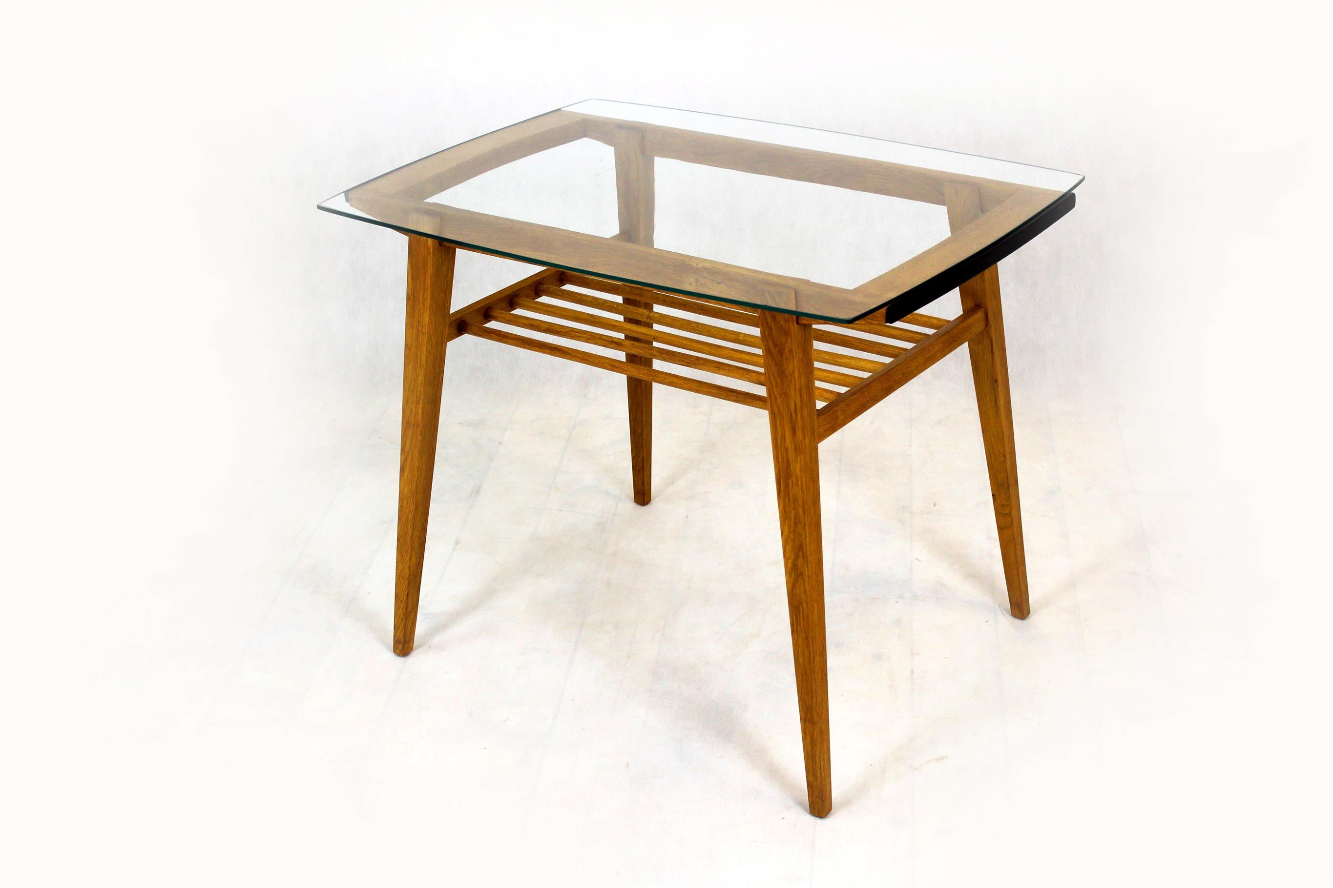 Table basse en bois restaurée avec plateau en verre de Druzstvo, années 1960 en vente 7