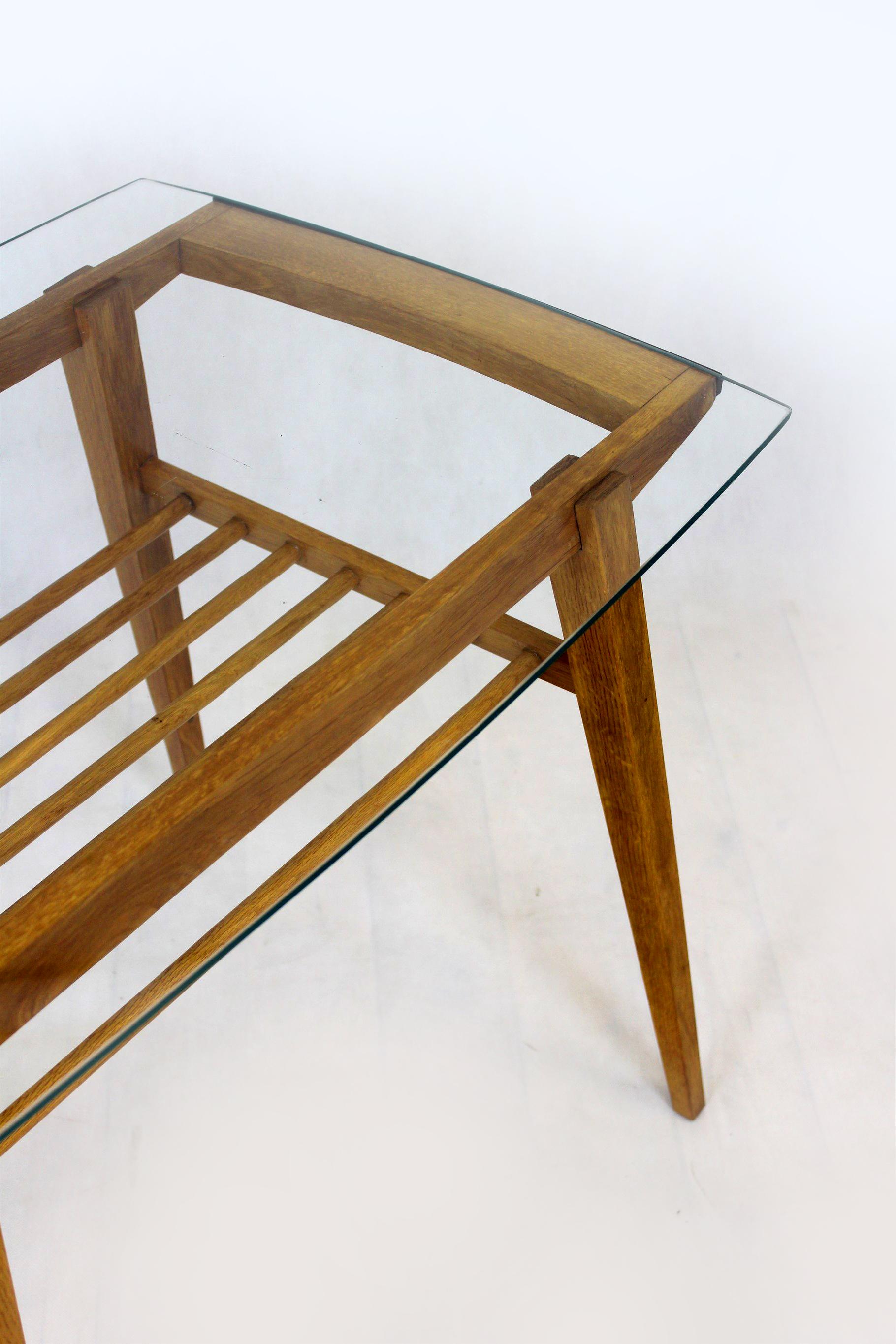 Table basse en bois restaurée avec plateau en verre de Druzstvo, années 1960 en vente 12