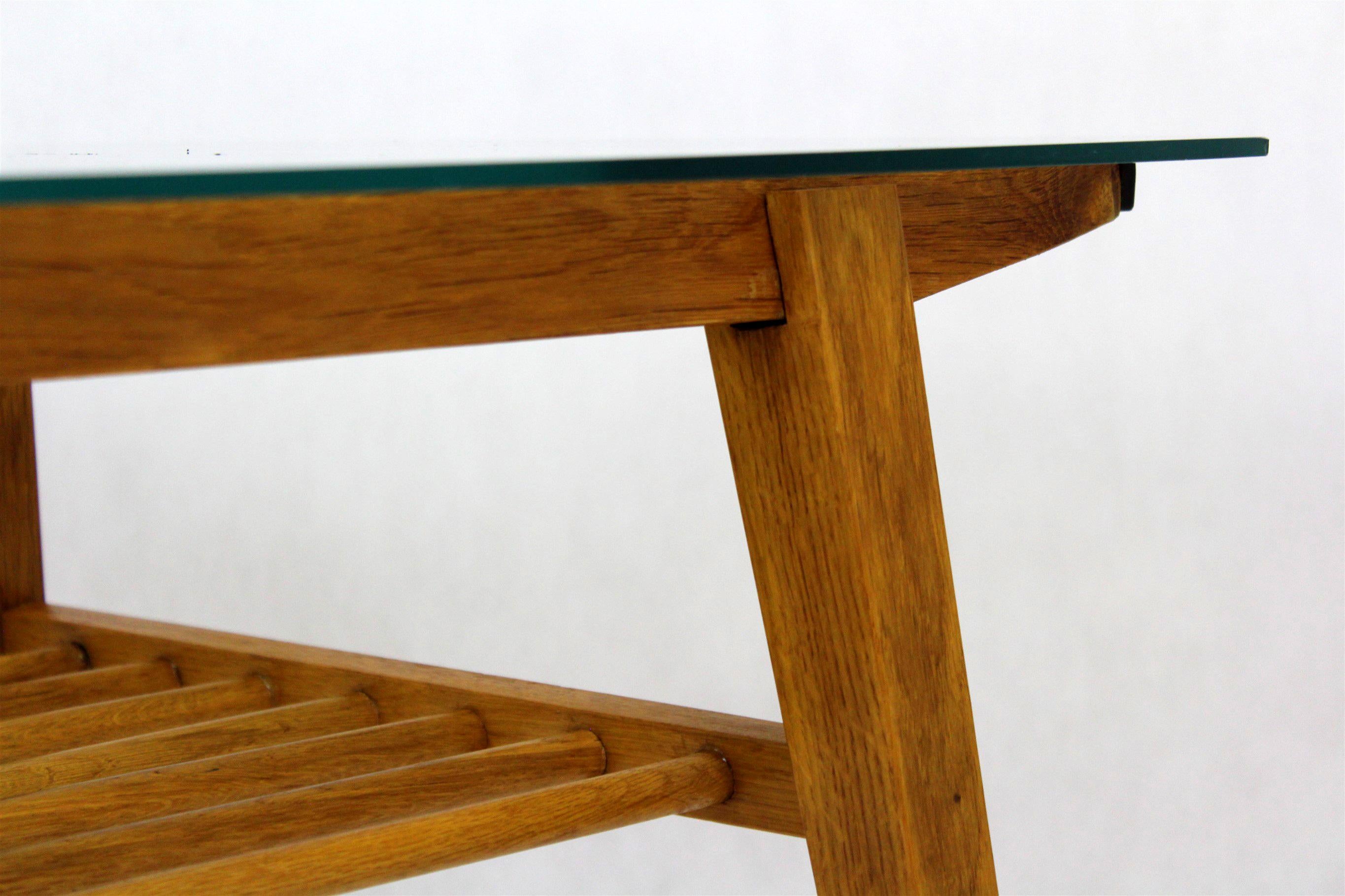 Table basse en bois restaurée avec plateau en verre de Druzstvo, années 1960 en vente 13