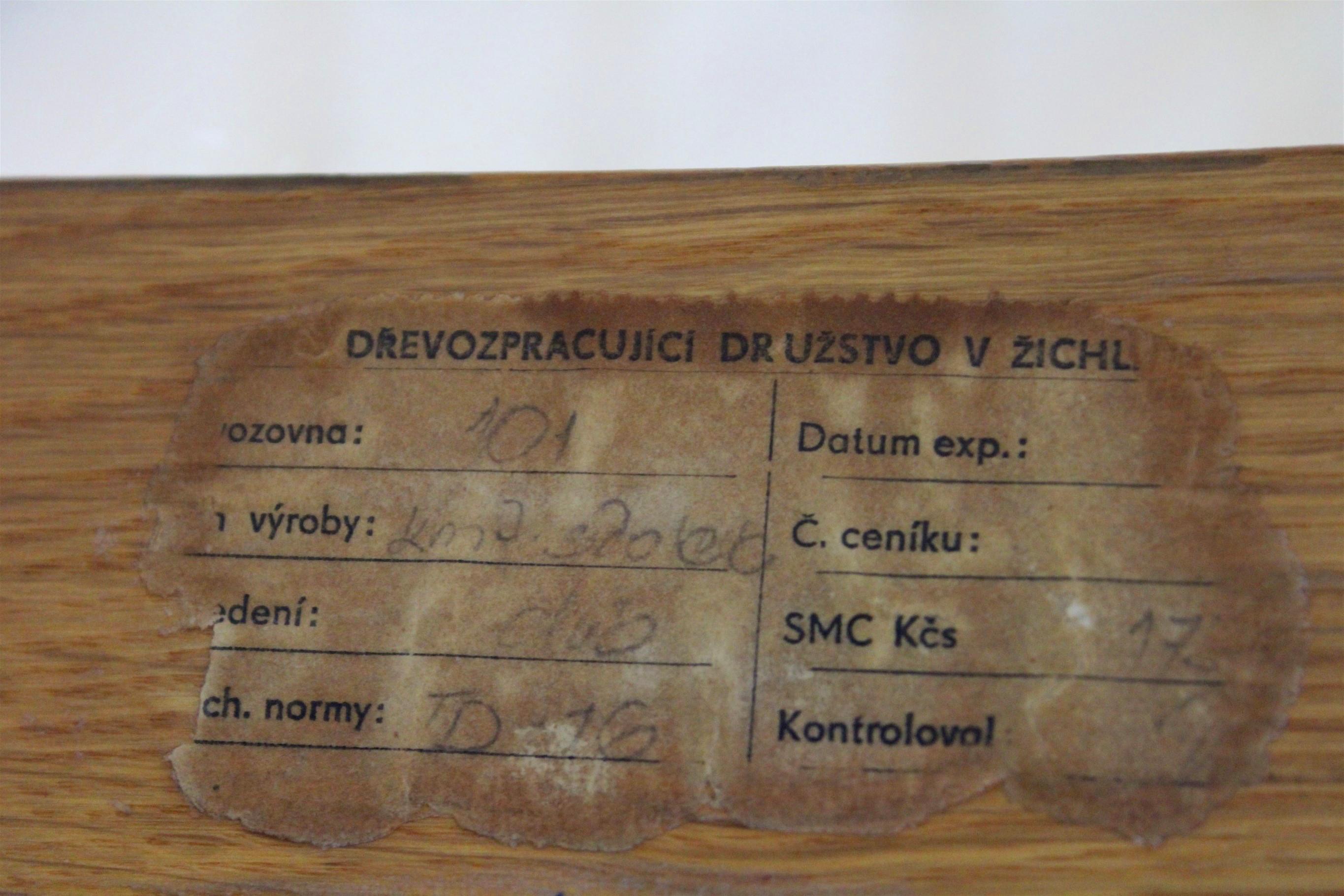 Table basse en bois restaurée avec plateau en verre de Druzstvo, années 1960 en vente 14