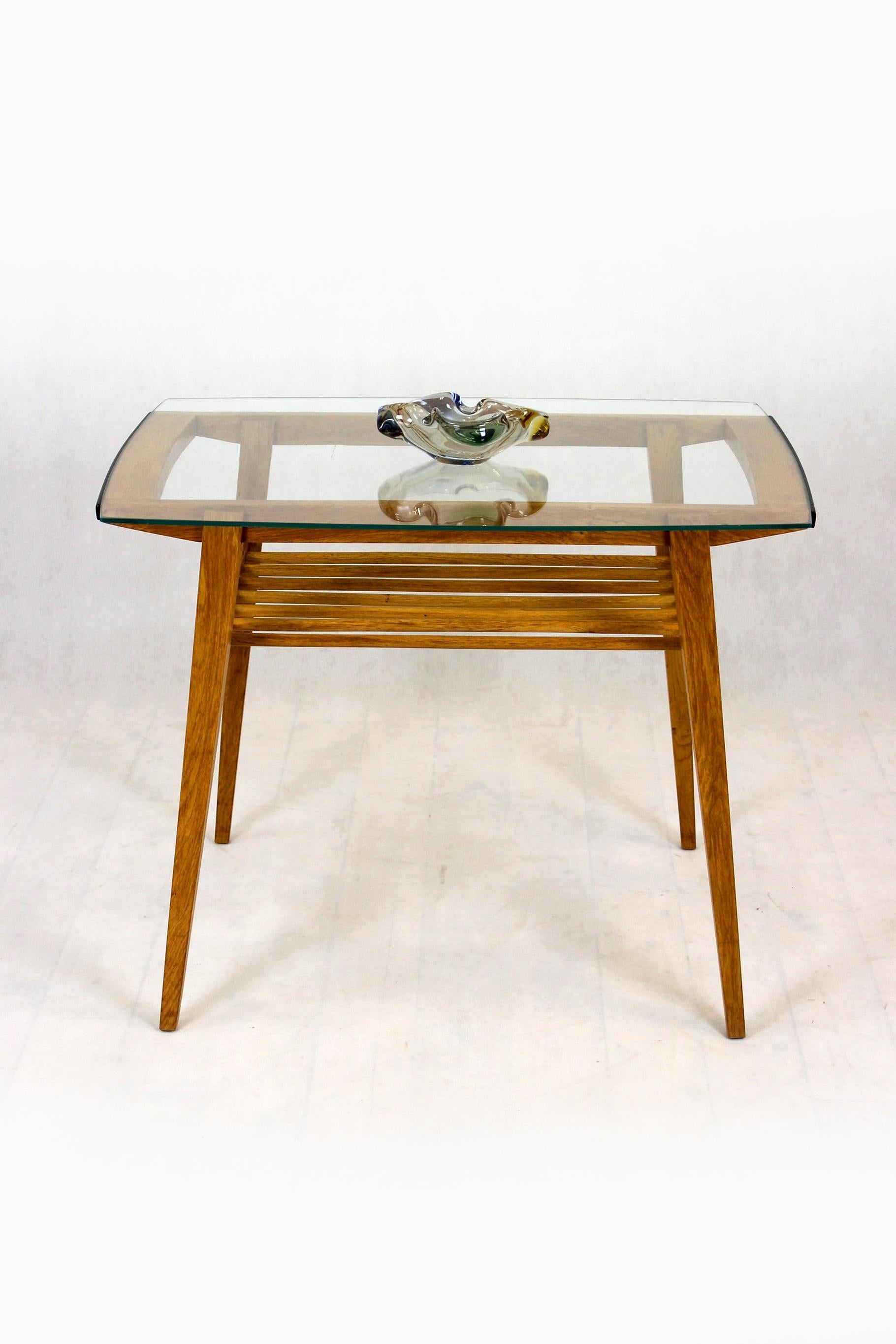 Mid-Century Modern Table basse en bois restaurée avec plateau en verre de Druzstvo, années 1960 en vente