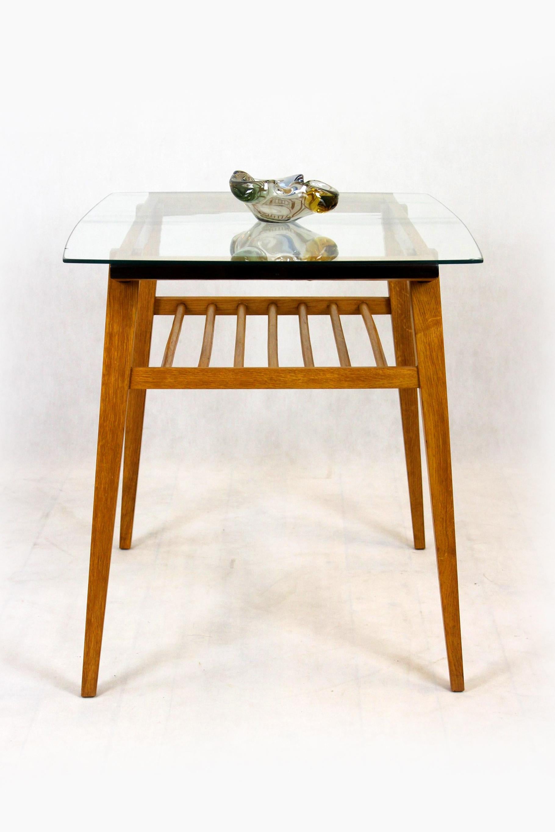 Table basse en bois restaurée avec plateau en verre de Druzstvo, années 1960 Bon état - En vente à Żory, PL
