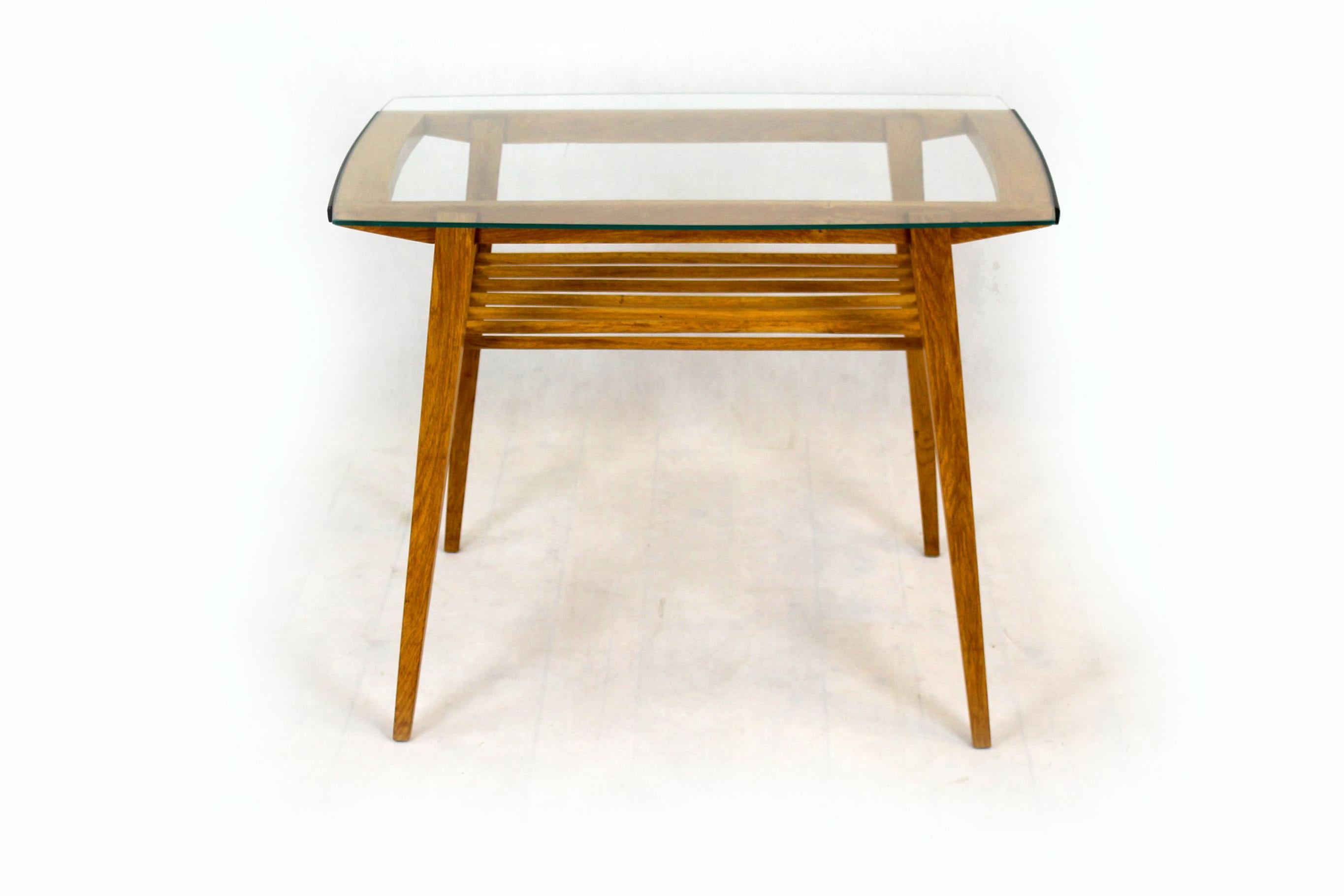 Verre Table basse en bois restaurée avec plateau en verre de Druzstvo, années 1960 en vente