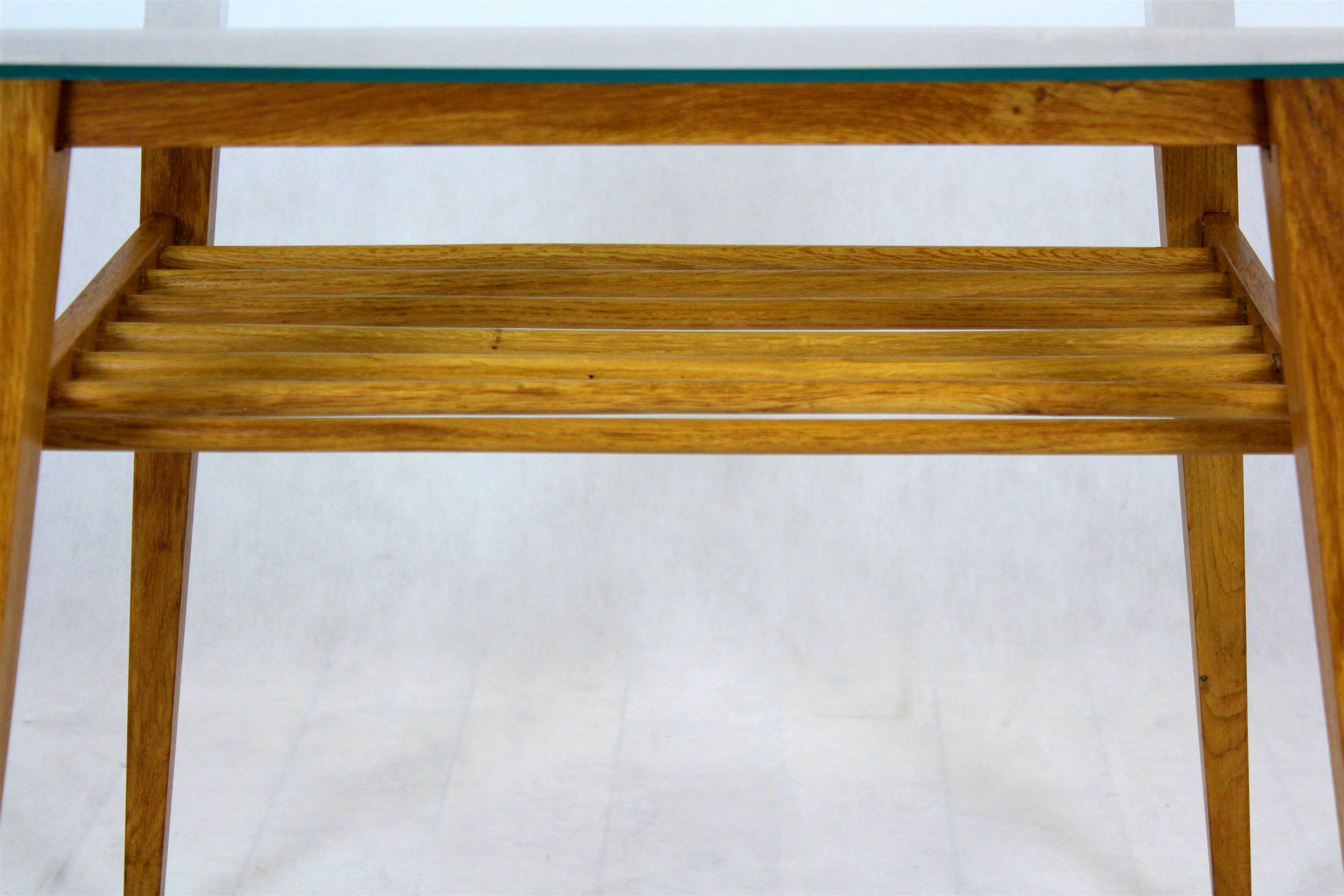 Table basse en bois restaurée avec plateau en verre de Druzstvo, années 1960 en vente 2