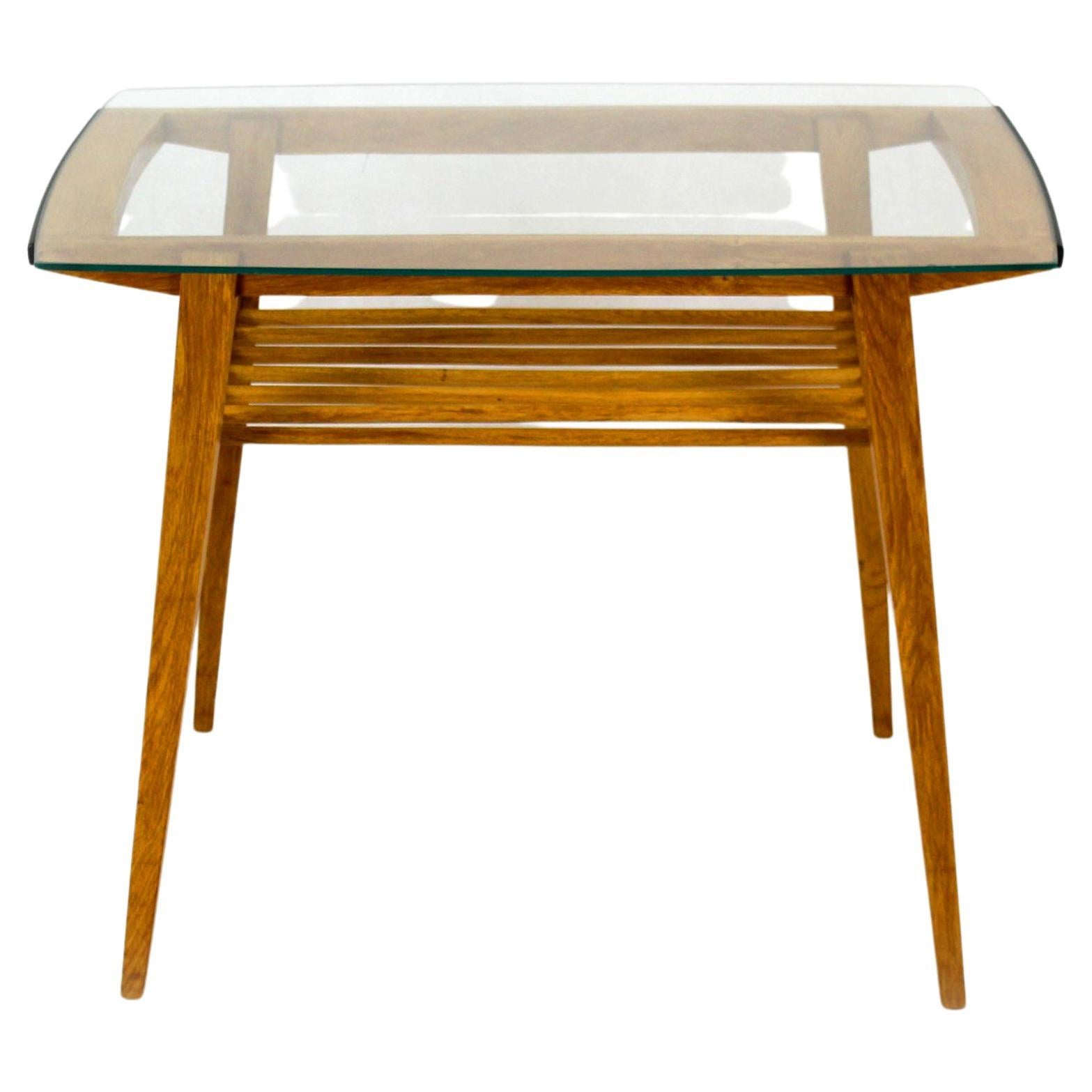 Table basse en bois restaurée avec plateau en verre de Druzstvo, années 1960 en vente
