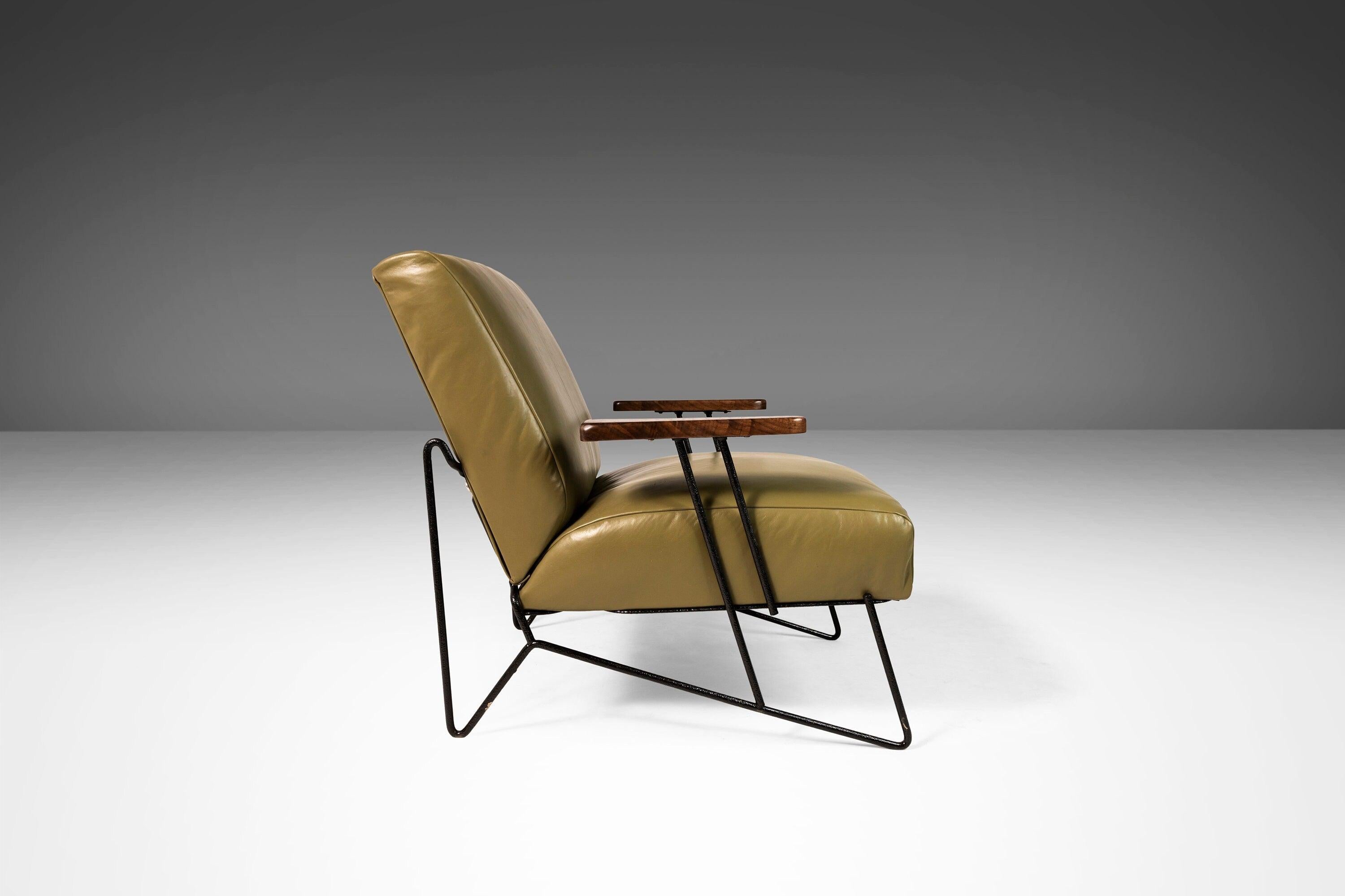 Klassisches Design trifft auf moderne Materialien. Dieses äußerst seltene Set aus Stuhl und Ottomane, das von Dan Johnson entworfen und von Pacific Iron zwischen den späten 40er und frühen 50er Jahren hergestellt wurde, ist vor kurzem komplett