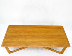 Table basse rectangulaire en châtaignier restaurée à base en X par Lane, mi-siècle moderne MINT !