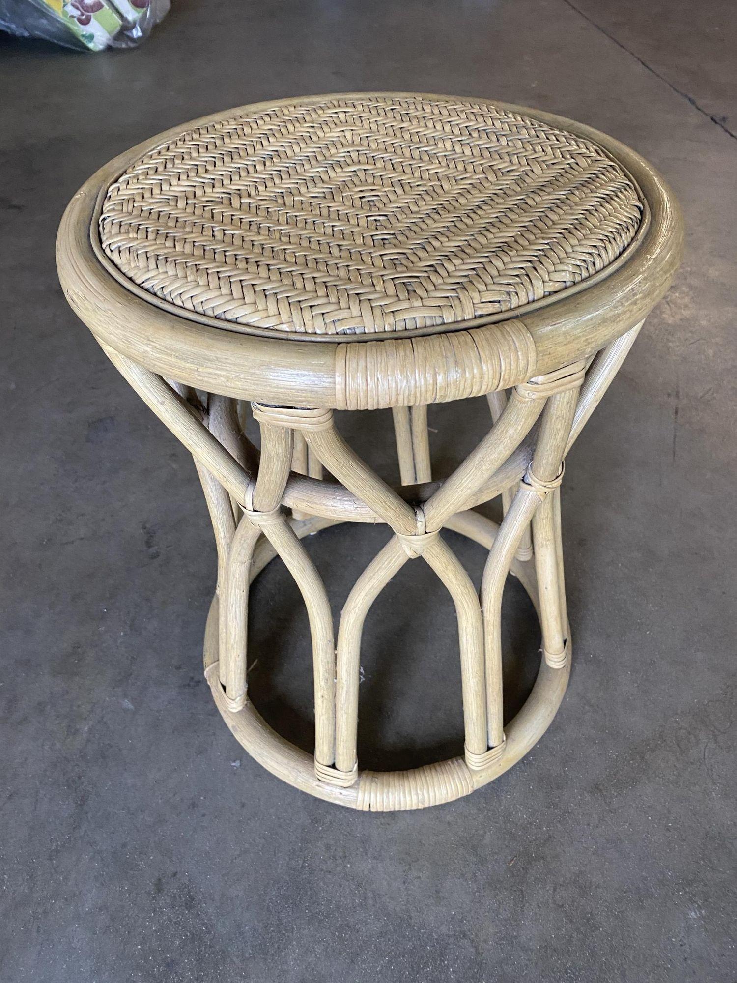 Este taburete de tres patas de ratán con asiento de mimbre de los años 70, inspirado en Paul Frankl y bellamente restaurado, tiene una base de ratán en forma de 