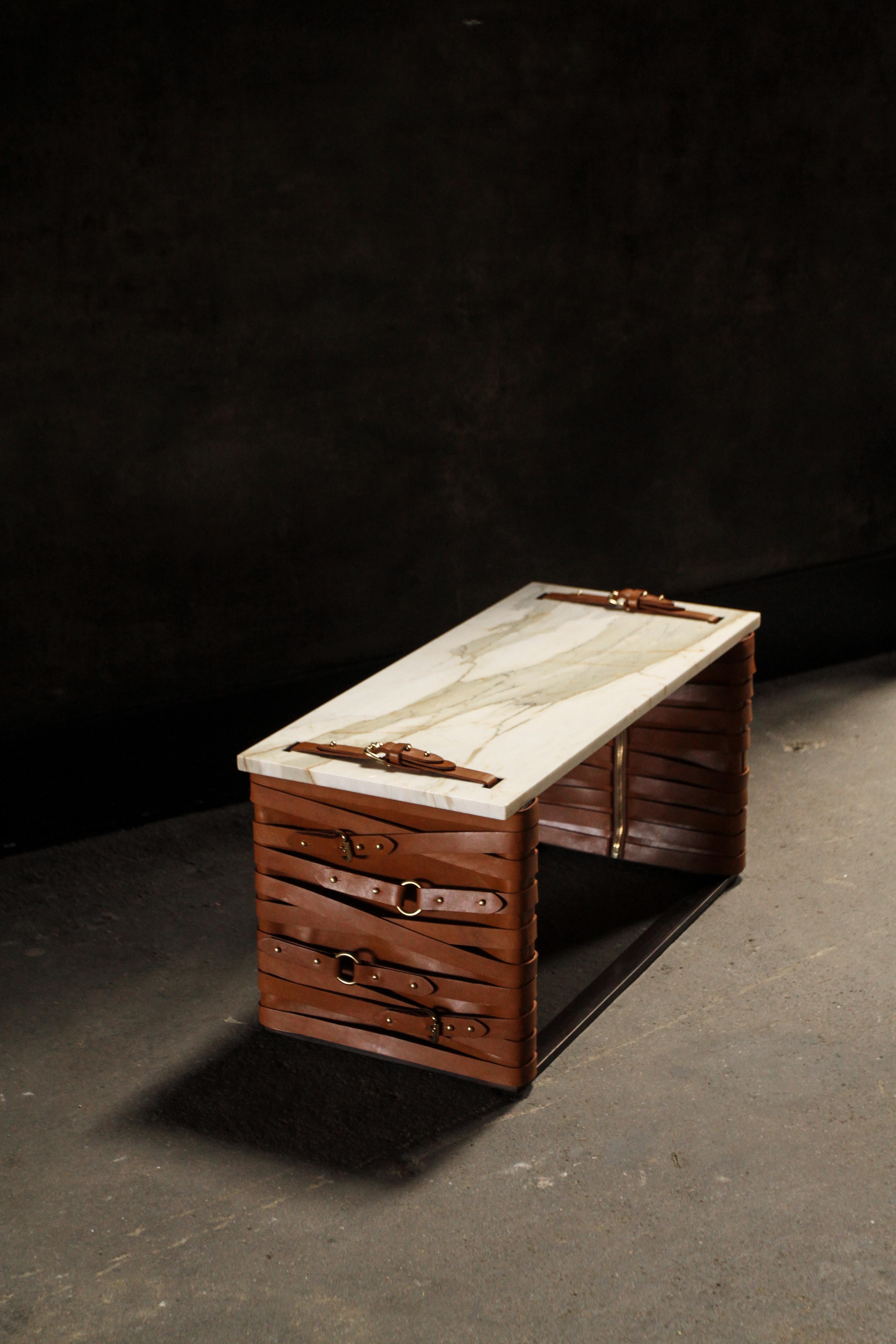 Laiton Table d'appoint Restraint en acier, marbre or Calacatta et doubles panneaux en cuir en vente