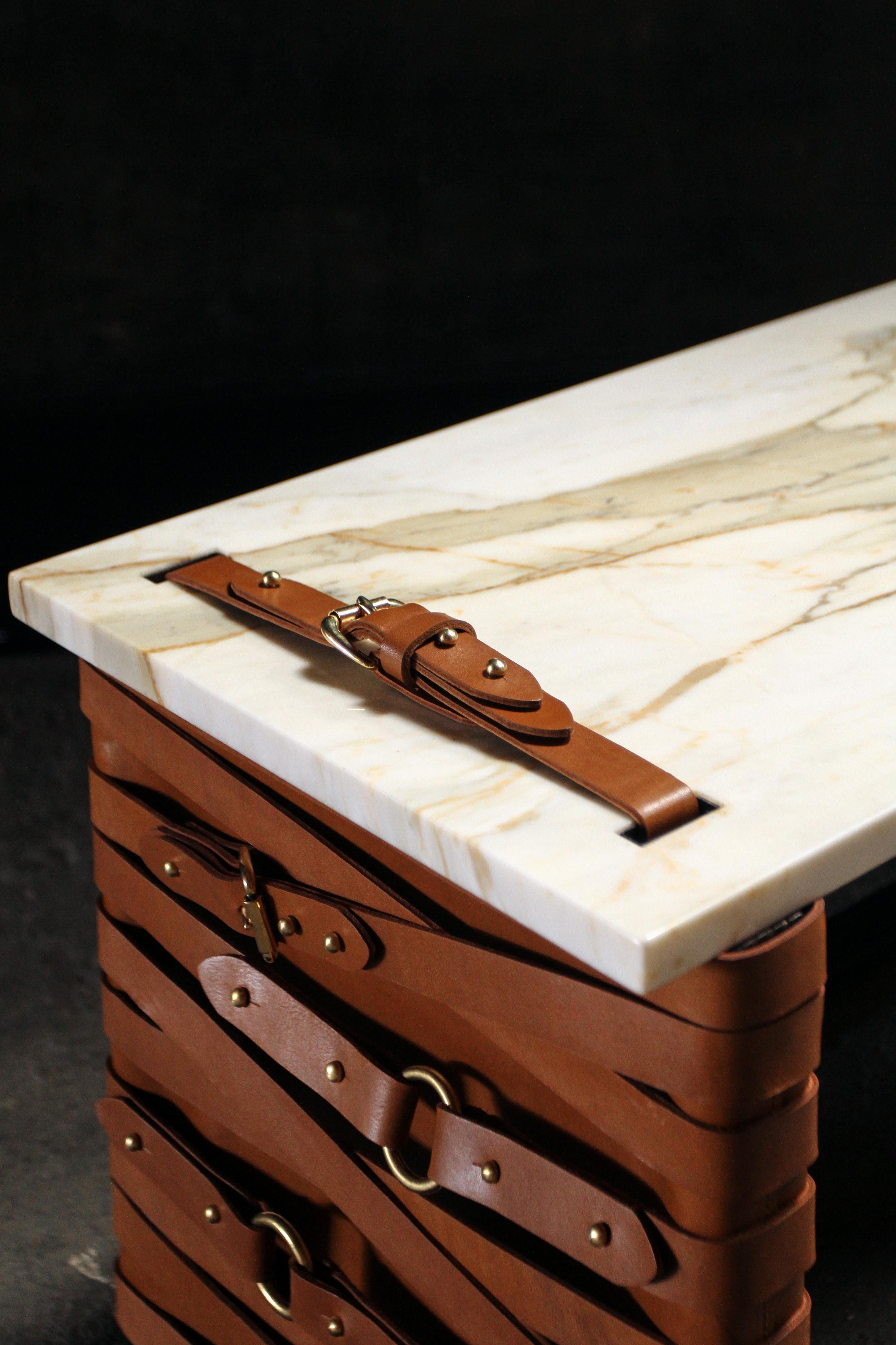 Table d'appoint Restraint en acier, marbre or Calacatta et doubles panneaux en cuir en vente 1
