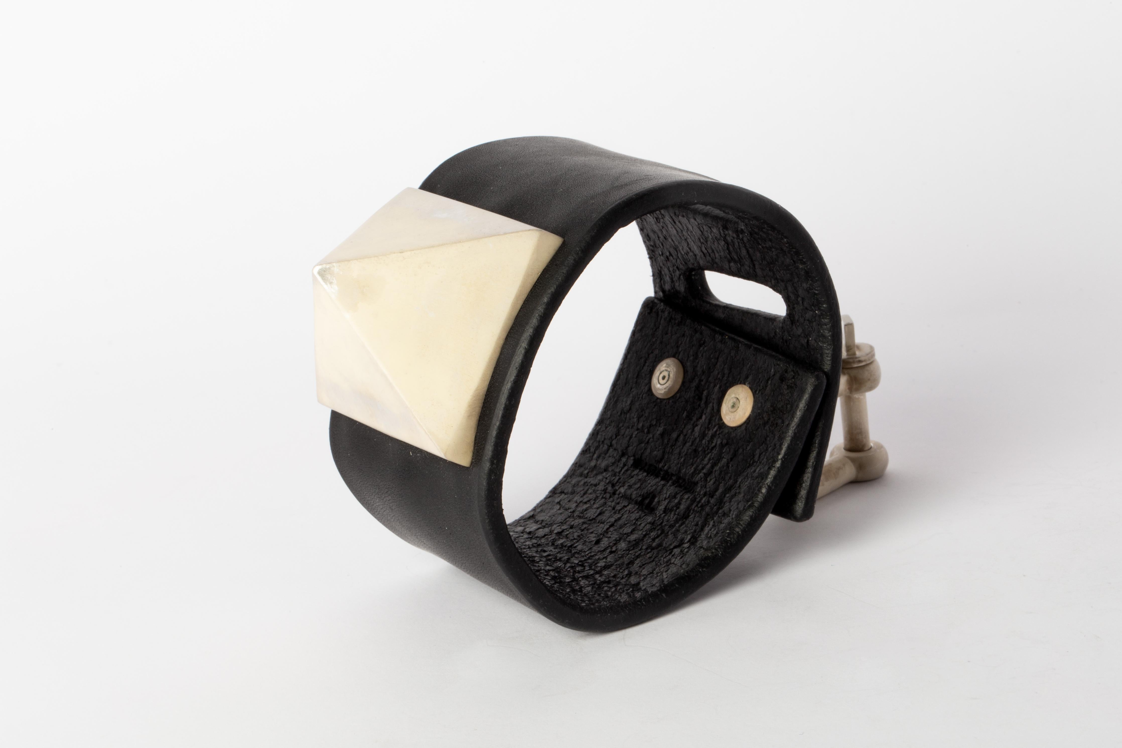 Restraint Charm-Armband (Mega Pyramiden Var., 50 mm, BLK+UAS) im Angebot 1