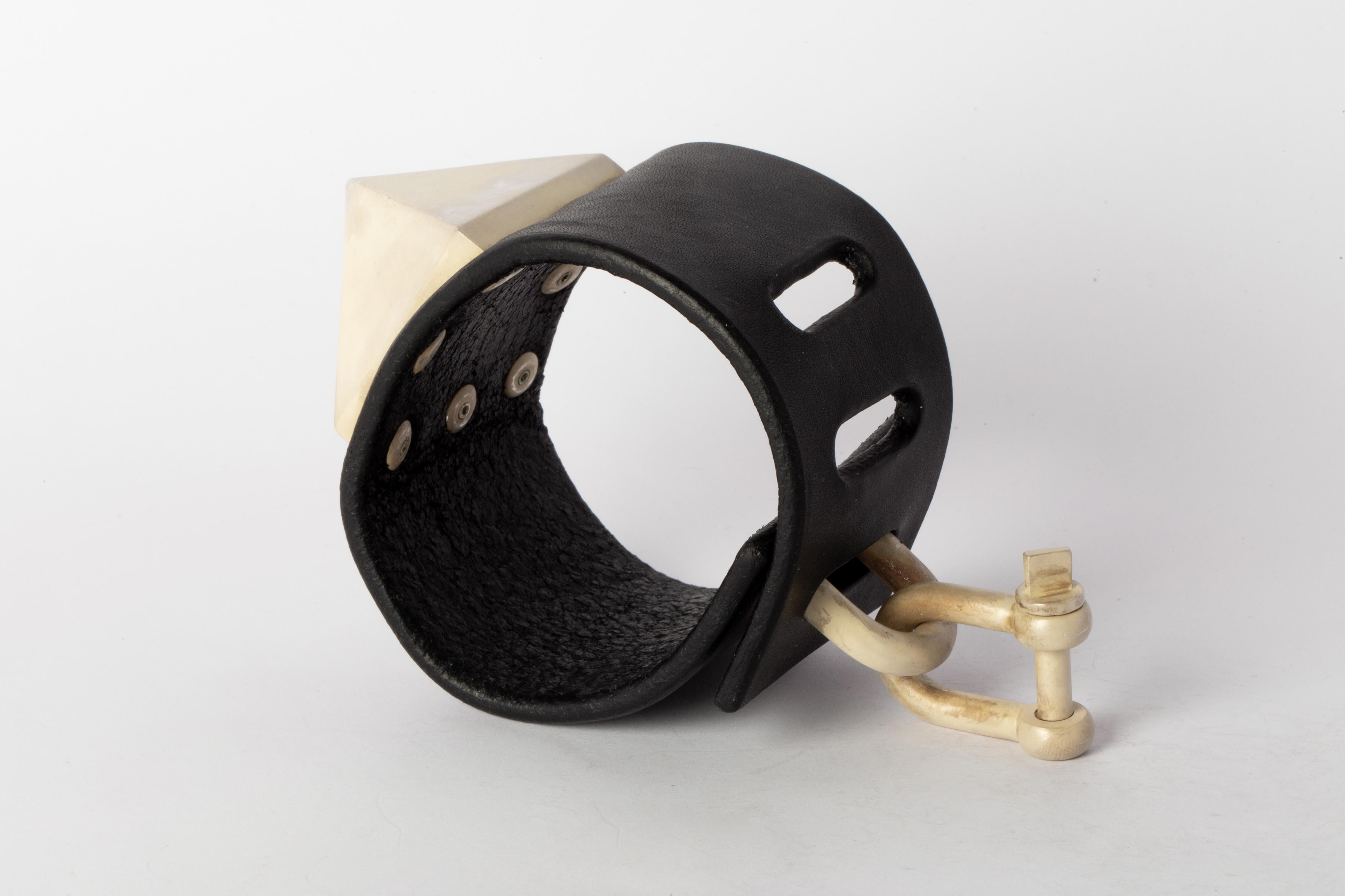Restraint Charm-Armband (Mega Pyramiden Var., 50 mm, BLK+UAS) im Angebot 2
