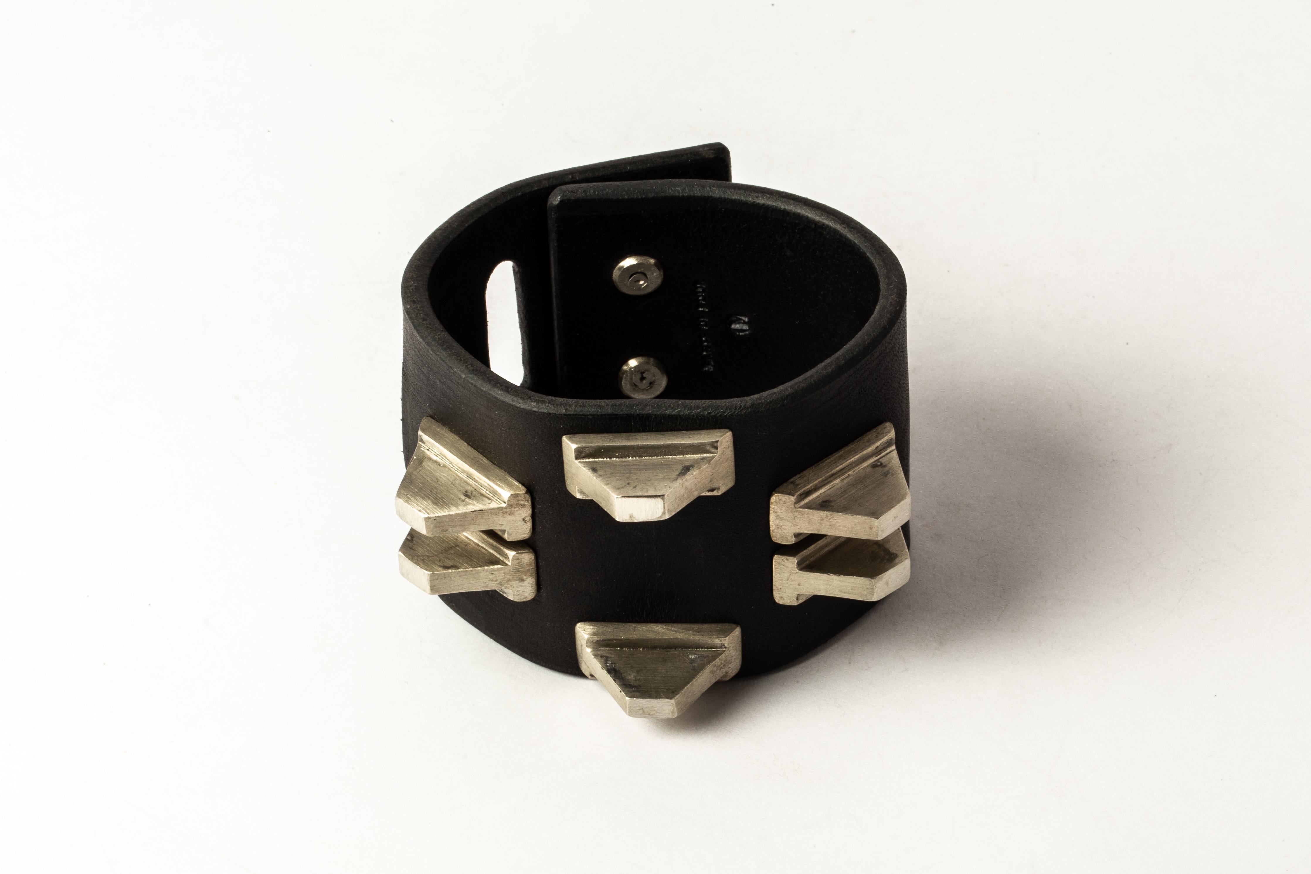 Restraint Charm Bracelet (Pyramid Studs, 50mm, BLK+Z) In New Condition For Sale In Paris, FR