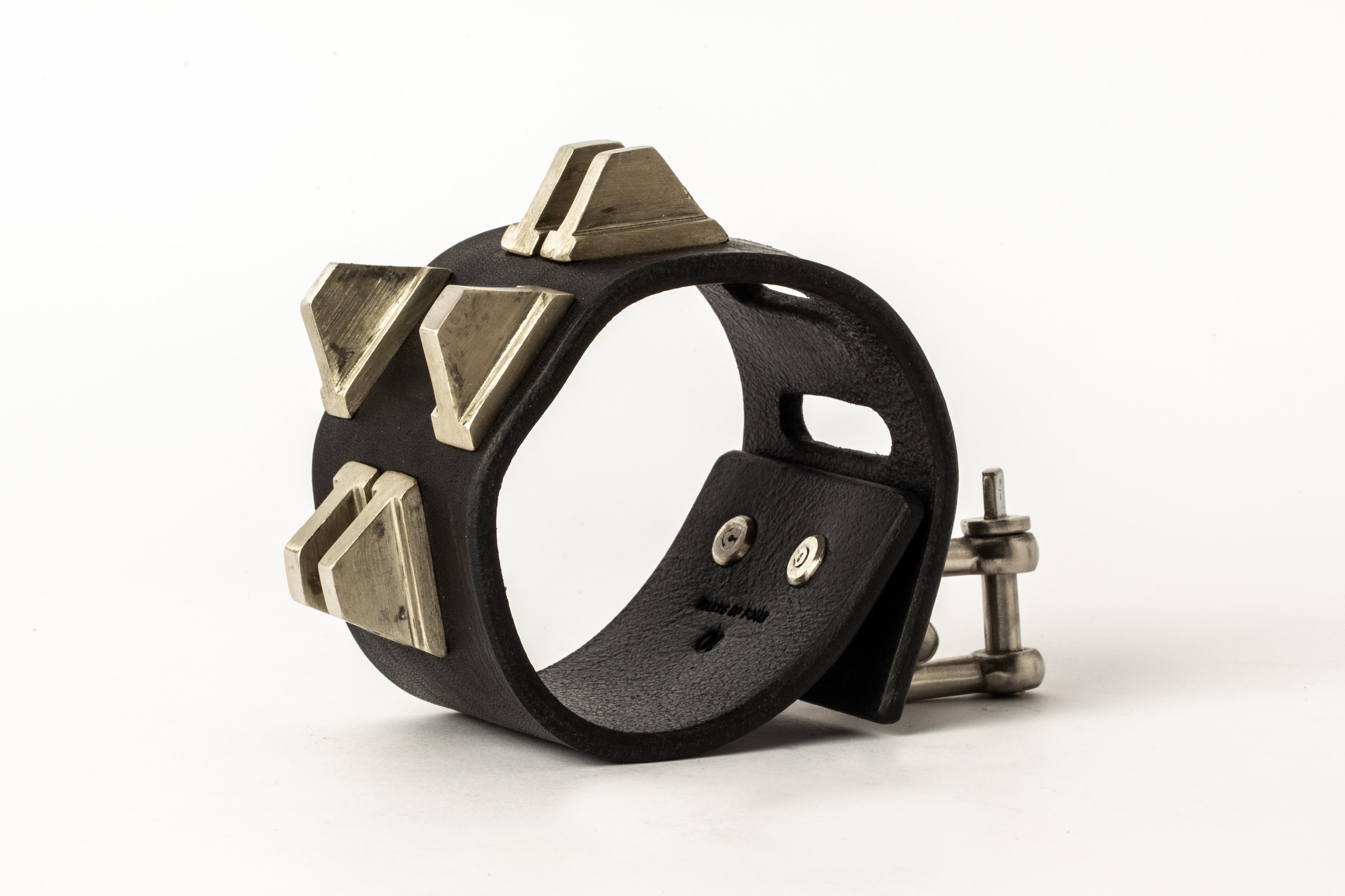 Zurückhaltungs-Charm-Armband (Pyramid-Ohrstecker, 50 mm, BLK+Z) für Damen oder Herren im Angebot