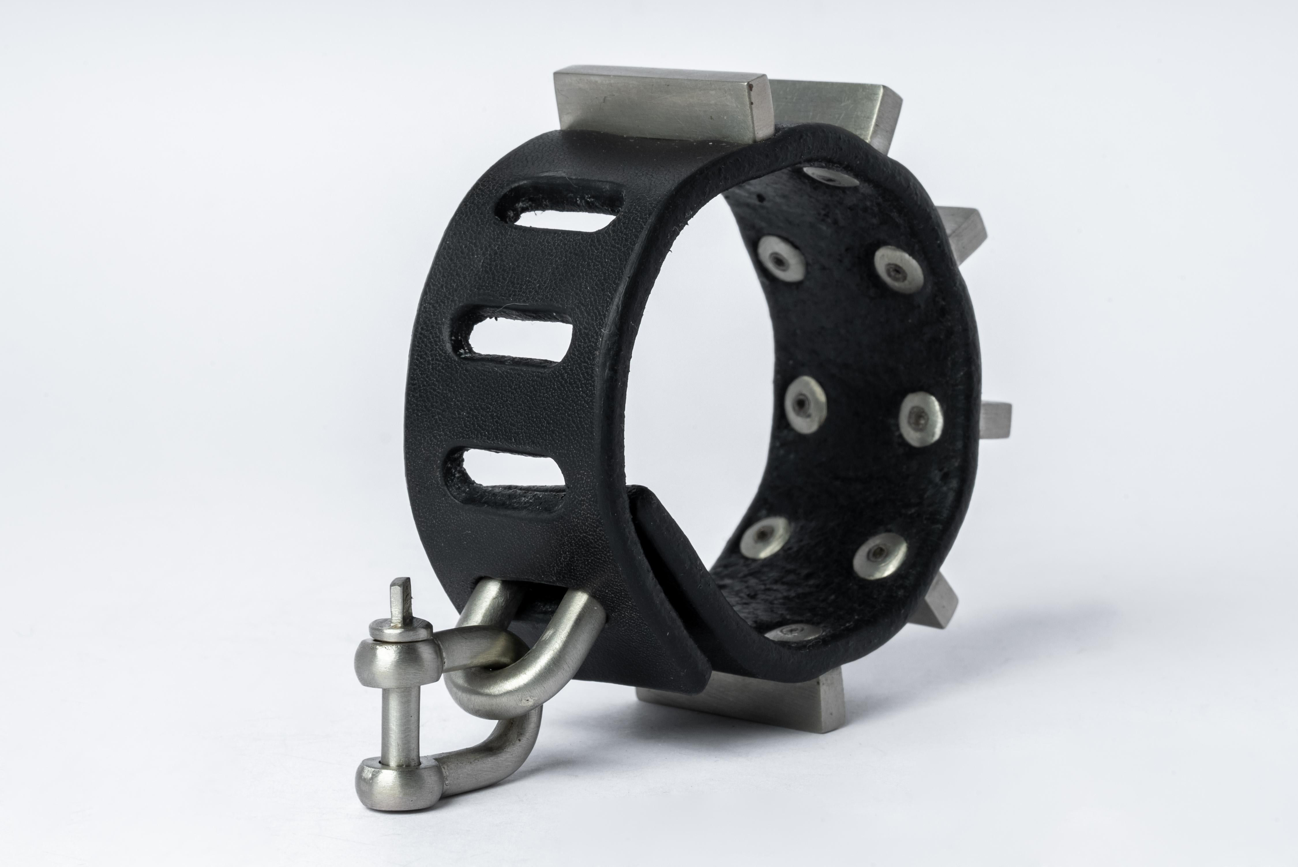 Restraint Charm Bracelet (Staple Stud Variant, 30mm, BLK+Z) In New Condition For Sale In Paris, FR