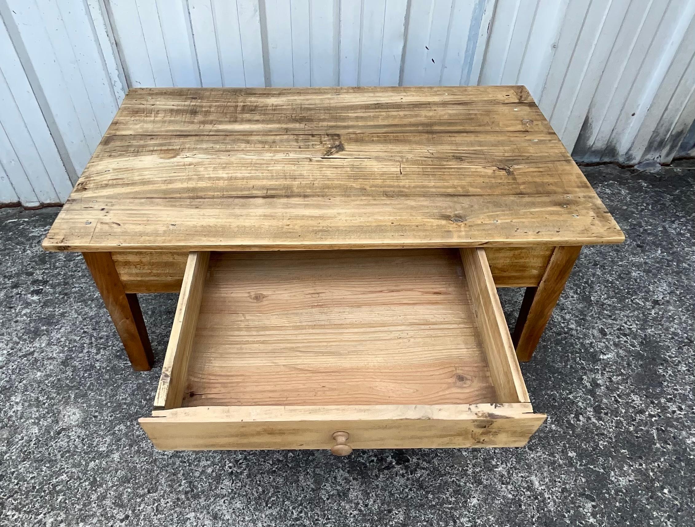Restyled Antique Coffee Table – Late 19th Century In Good Condition For Sale In SAINT-CLÉMENT-DE-LA-PLACE, FR