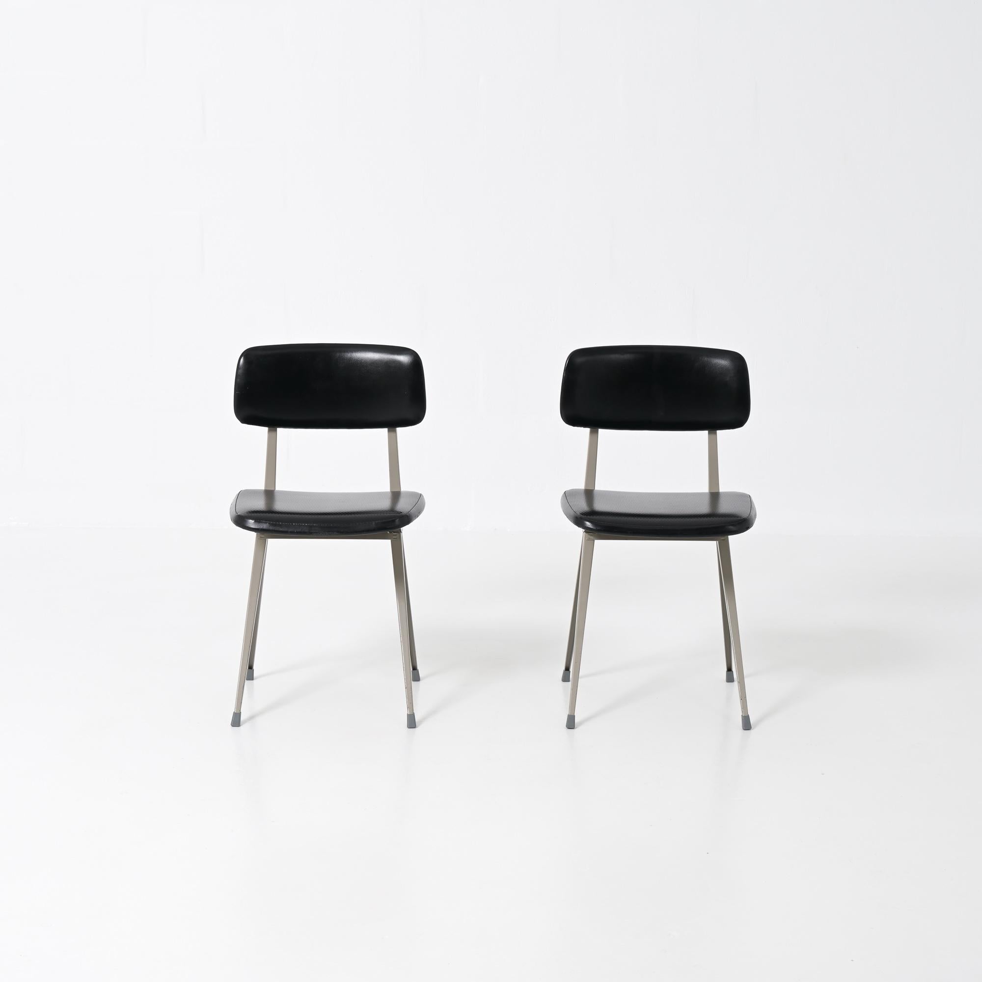 The industrial Result chair Result was designed by Friso Kramer and Wim Rietveld for Ahrend de Cirkel in 1958.
This chair is from the first series. It has a grey sheet steel frame and a leatherette seat and back.
This chair is in good condition.