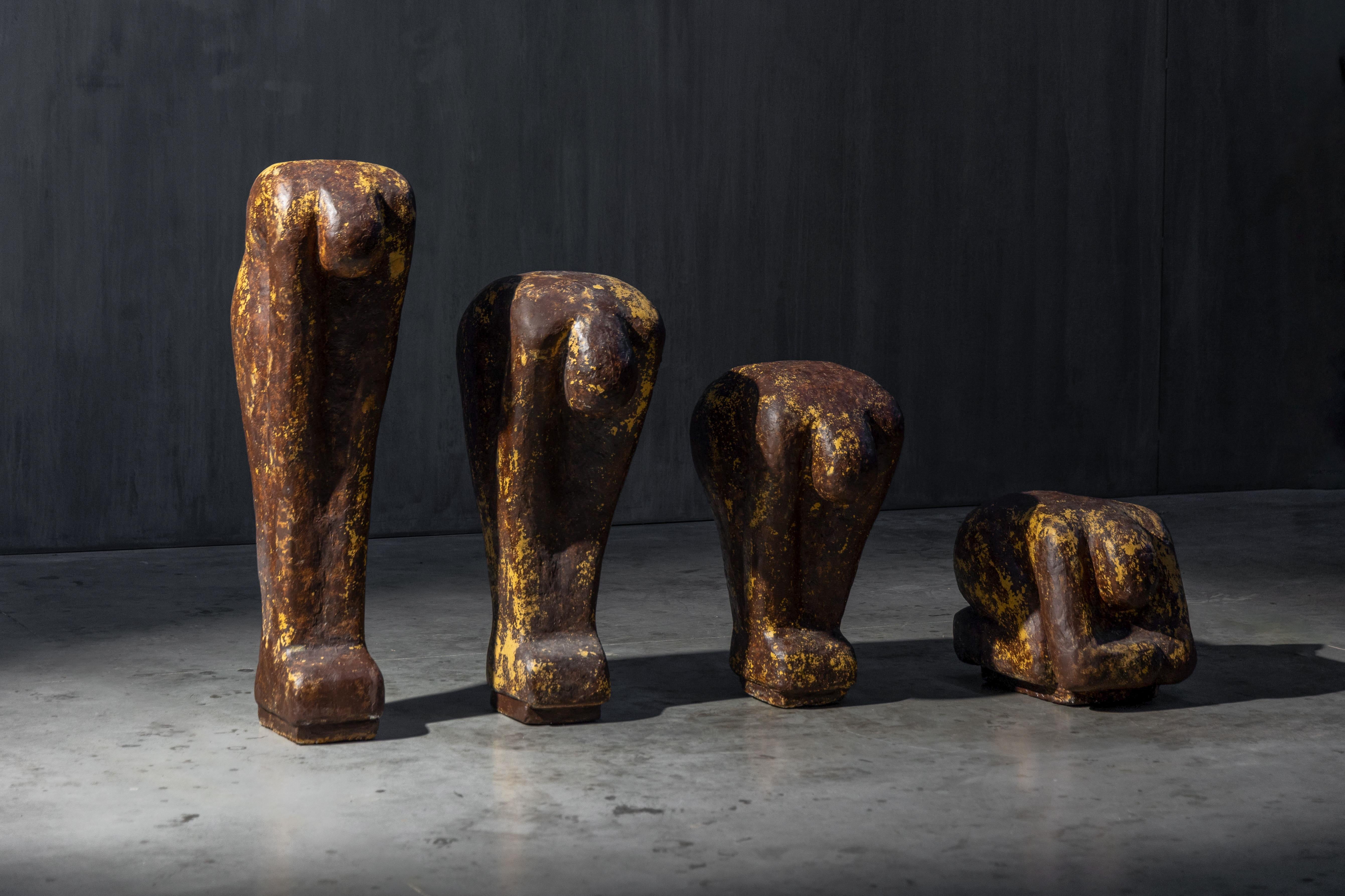 Une collection frappante et énigmatique de quatre sculptures en plâtre, fabriquées aux Pays-Bas dans les années 1970. Chaque figure, avec sa forme abstraite et accroupie, évoque un sentiment d'émotion brute et de transformation. La patine vieillie,