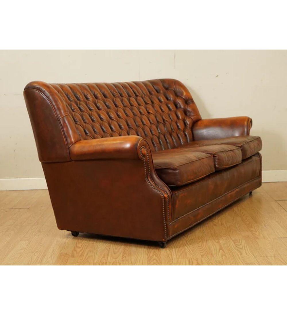 Retailed by Harrods Pegasus Chesterfield Monk Buttoned Three Seater Sofa In Good Condition For Sale In Pulborough, GB