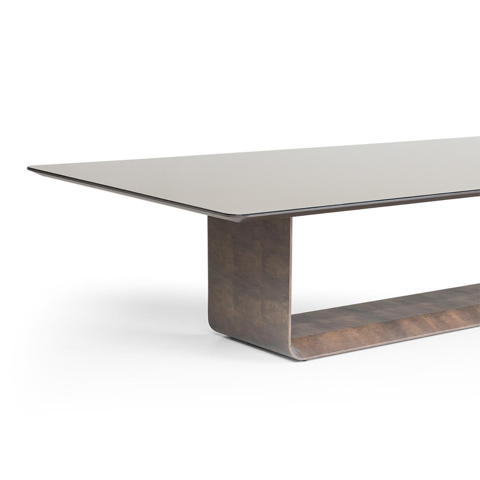 The perfect dining table this table has a bottom coated in leather and a top with mirrored glass. An outstanding piece to have in your dining area.
Structure: MDF - coated leather
Top: Glass or mirror.

