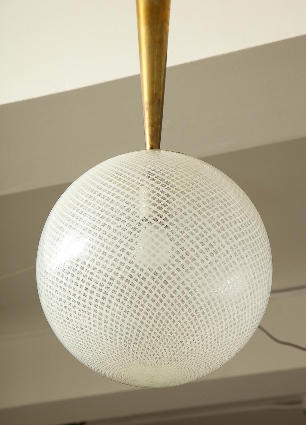 Sphère en verre Murano reticello soufflé à la main avec cône en laiton. 1 x douille E26. Le câblage et la prise ont été récemment mis à jour.